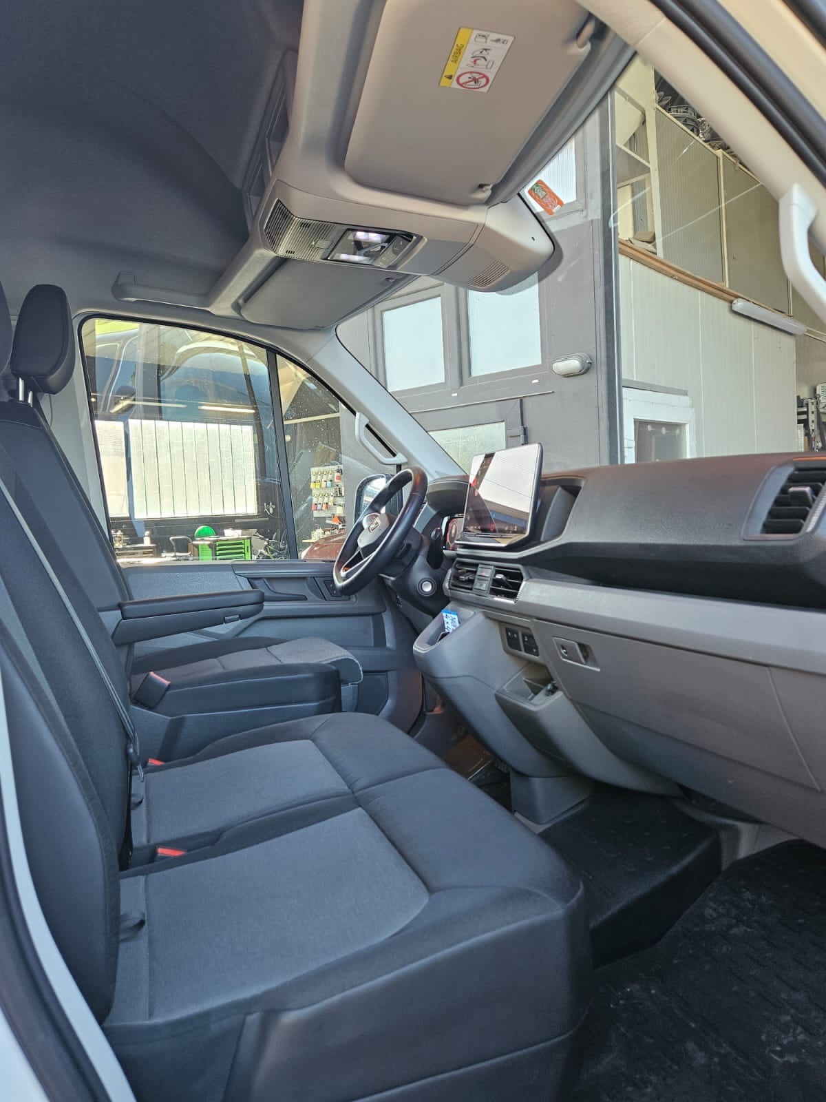 MAN 3.180. ALLRAD 4X4. AUTOMAT. MIT AHK 3`500 KG ZUGLAST. MIT HOCHDACH. CH WAGEN. WIE NEU. LEASING AB 690.--image-4