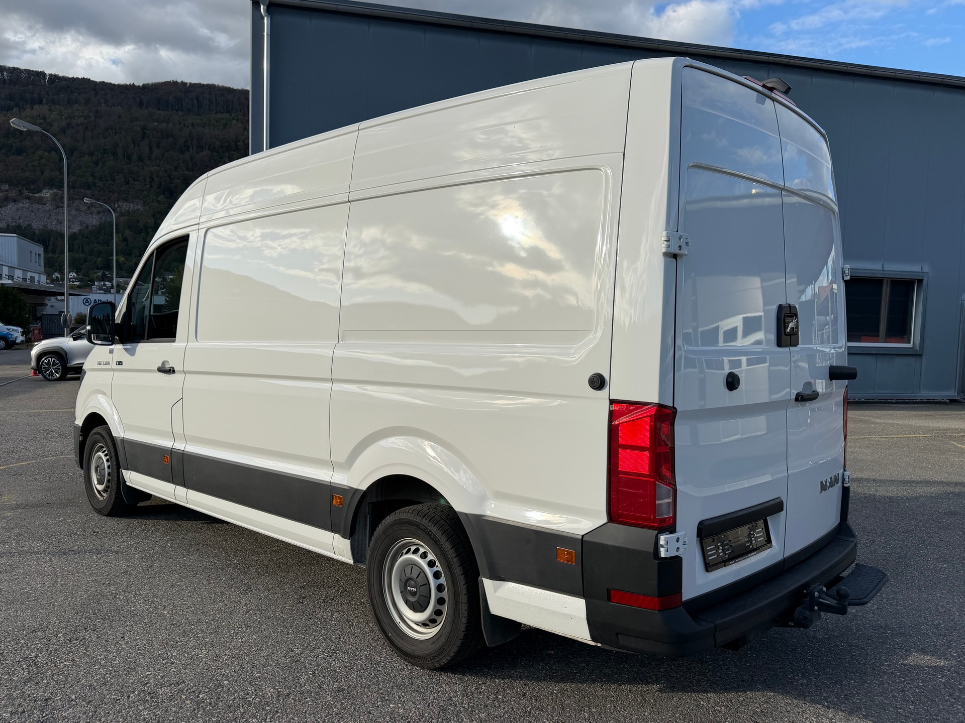 MAN 3.180. ALLRAD 4X4. AUTOMAT. MIT AHK 3`500 KG ZUGLAST. MIT HOCHDACH. CH WAGEN. WIE NEU. LEASING AB 690.--showroom-element-2