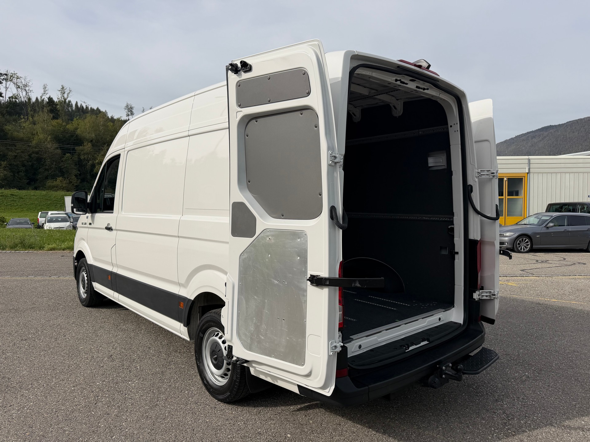 MAN 3.180. ALLRAD 4X4. AUTOMAT. MIT AHK 3`500 KG ZUGLAST. MIT HOCHDACH. CH WAGEN. WIE NEU. LEASING AB 690.--image-12