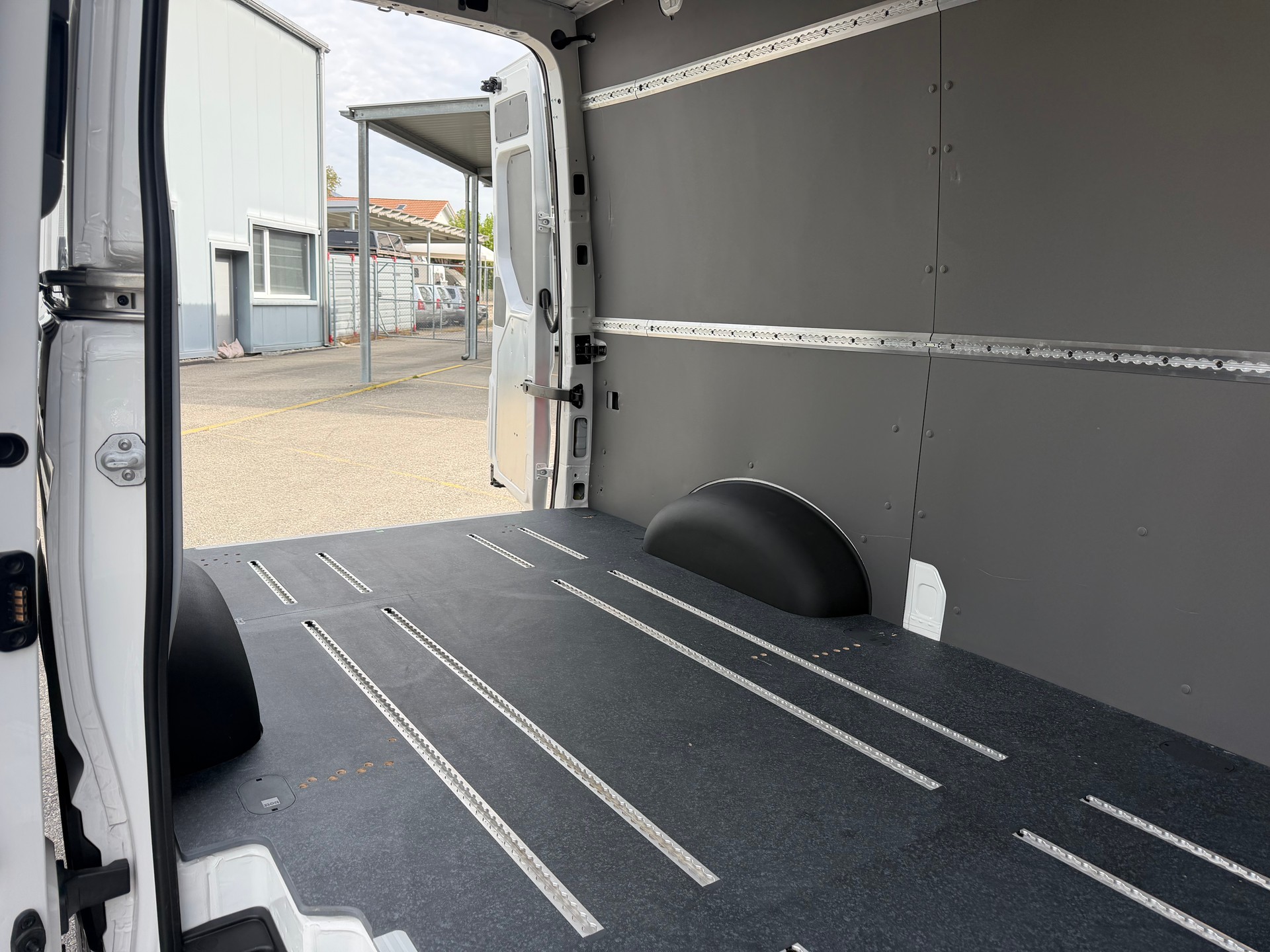 MAN 3.180. ALLRAD 4X4. AUTOMAT. MIT AHK 3`500 KG ZUGLAST. MIT HOCHDACH. CH WAGEN. WIE NEU. LEASING AB 690.--image-6