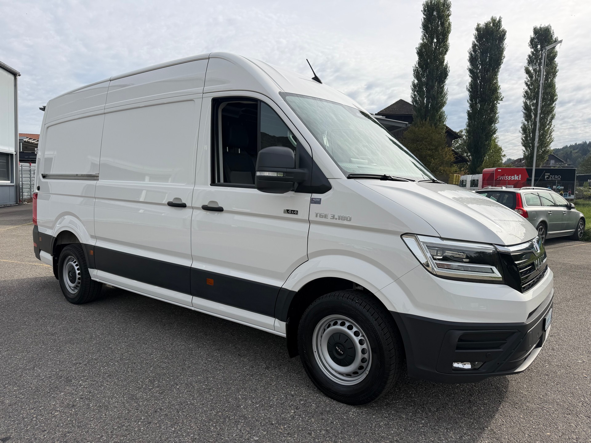 MAN 3.180. ALLRAD 4X4. AUTOMAT. MIT AHK 3`500 KG ZUGLAST. MIT HOCHDACH. CH WAGEN. WIE NEU. LEASING AB 690.--image-42