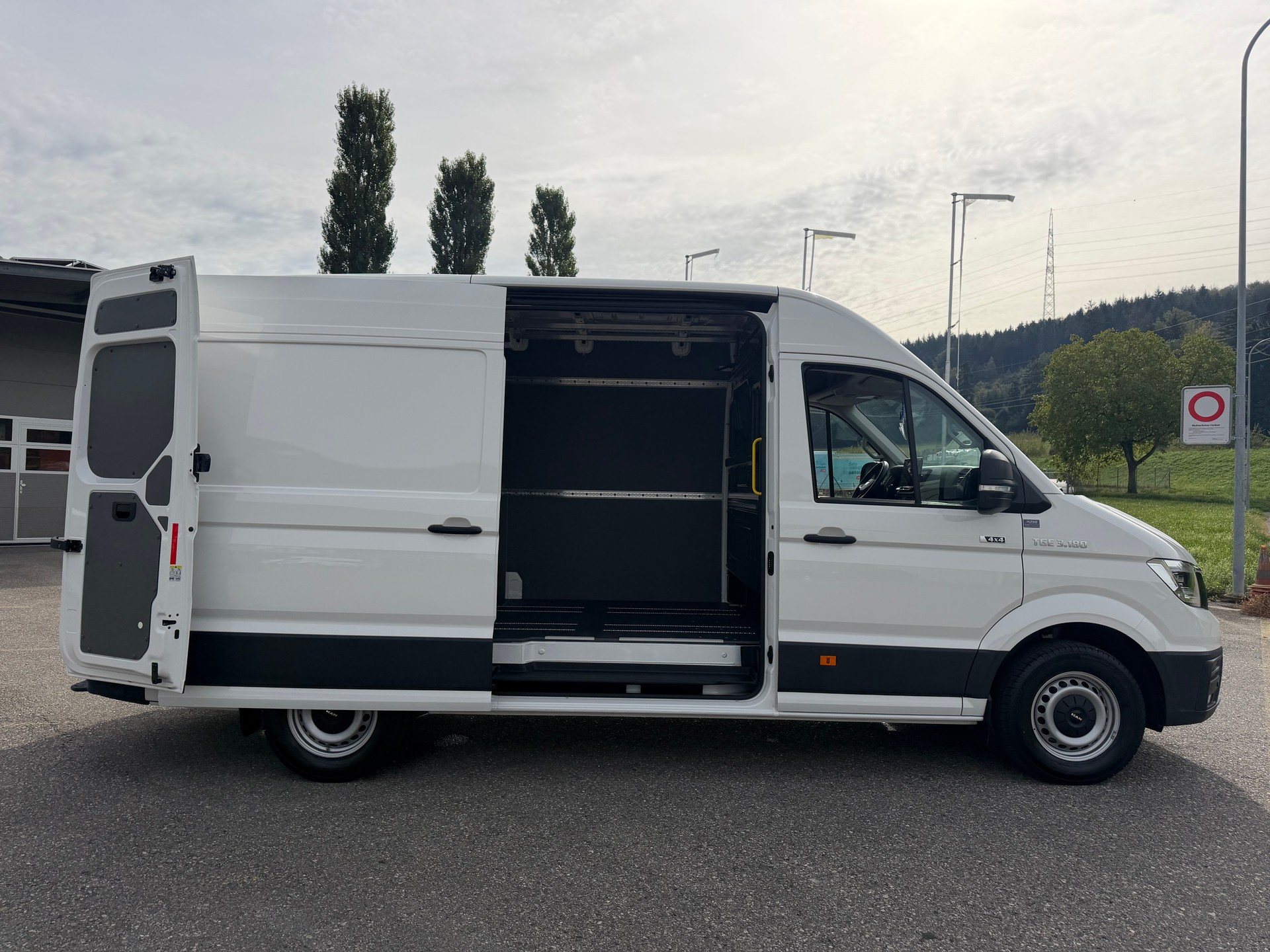 MAN 3.180. ALLRAD 4X4. AUTOMAT. MIT AHK 3`500 KG ZUGLAST. MIT HOCHDACH. CH WAGEN. WIE NEU. LEASING AB 690.--image-25