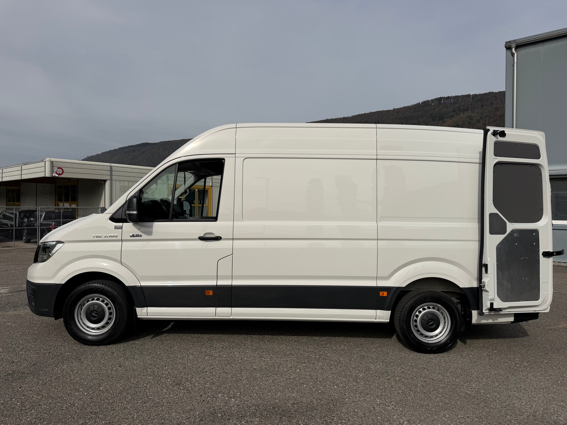 MAN 3.180. ALLRAD 4X4. AUTOMAT. MIT AHK 3`500 KG ZUGLAST. MIT HOCHDACH. CH WAGEN. WIE NEU. LEASING AB 690.--showroom-element-2