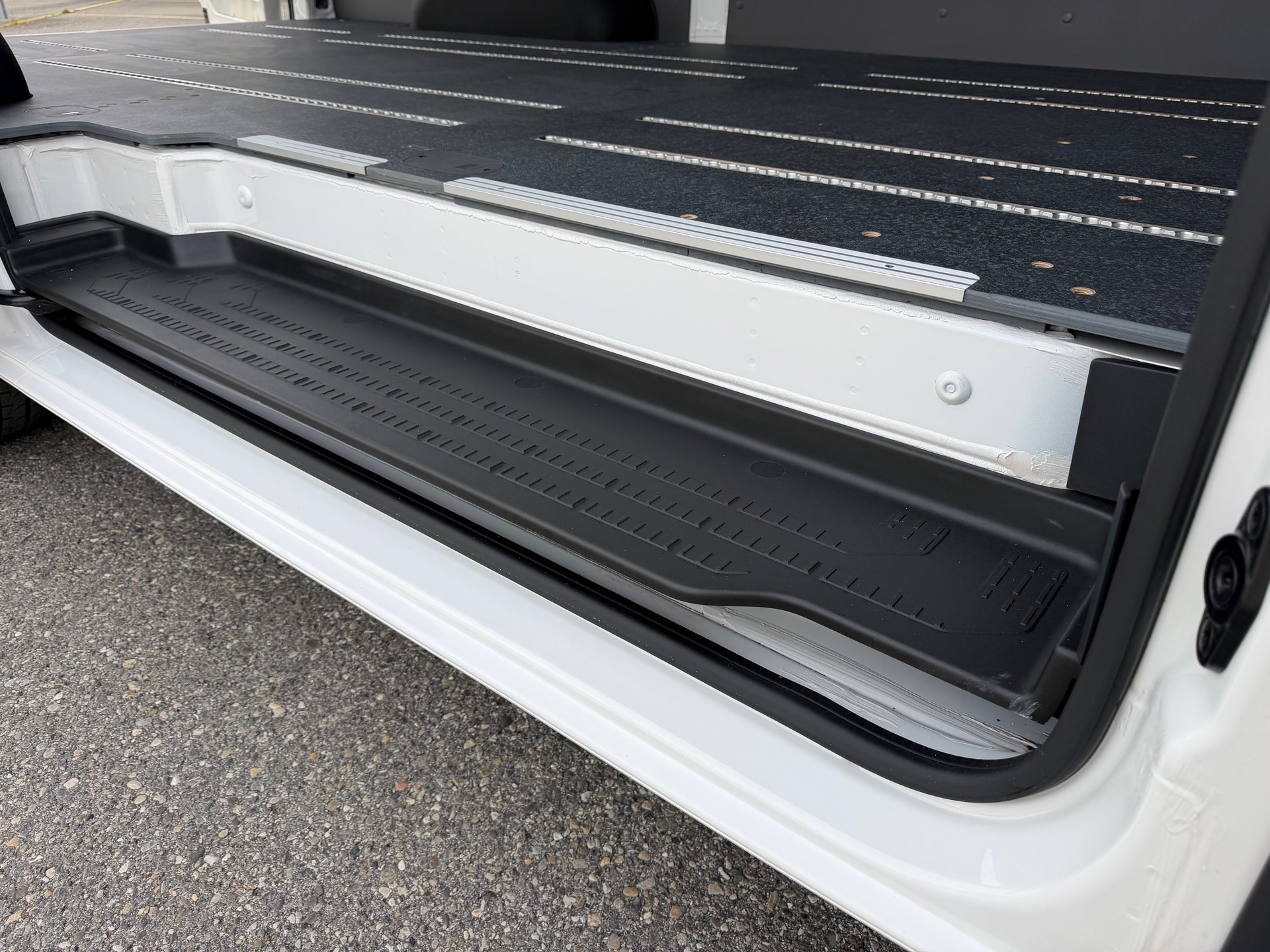 MAN 3.180. ALLRAD 4X4. AUTOMAT. MIT AHK 3`500 KG ZUGLAST. MIT HOCHDACH. CH WAGEN. WIE NEU. LEASING AB 690.--image-30