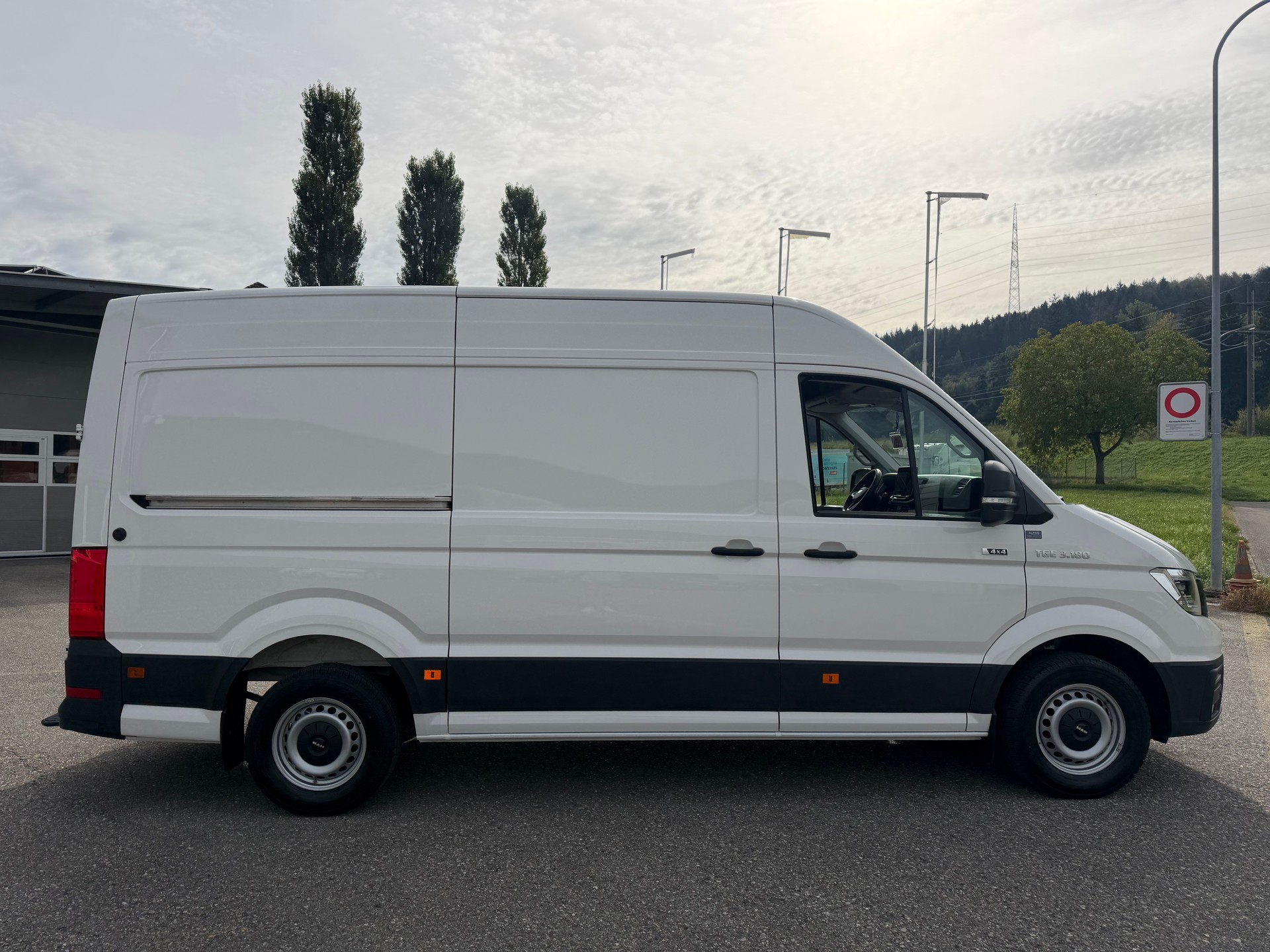 MAN 3.180. ALLRAD 4X4. AUTOMAT. MIT AHK 3`500 KG ZUGLAST. MIT HOCHDACH. CH WAGEN. WIE NEU. LEASING AB 690.--image-41