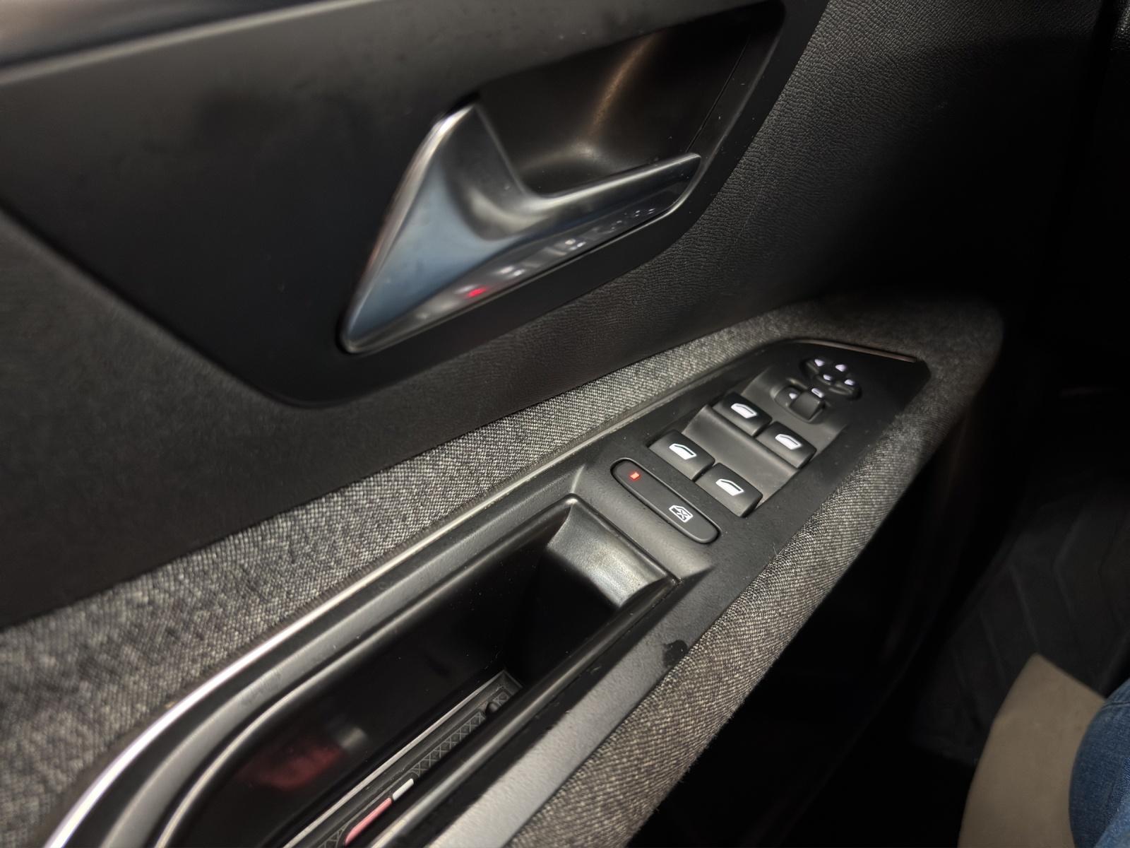 PEUGEOT 3008 1.6 BlueHDi Active-image-14