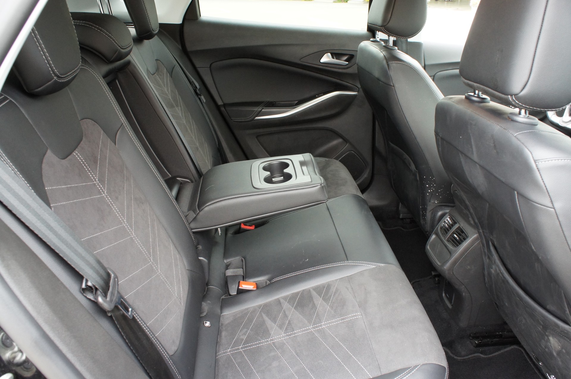 OPEL Grandland 1.6 Hybrid4 Ultimate Automatik-image-10