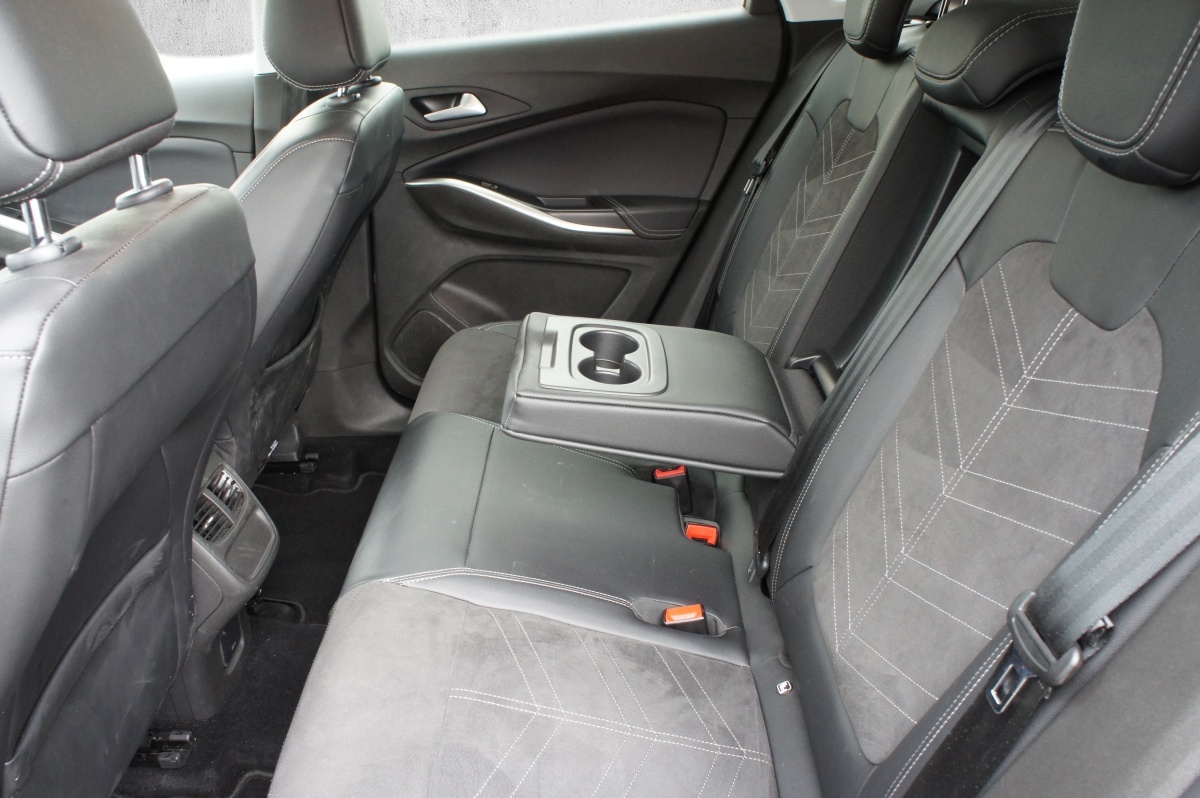 OPEL Grandland 1.6 Hybrid4 Ultimate Automatik-image-9