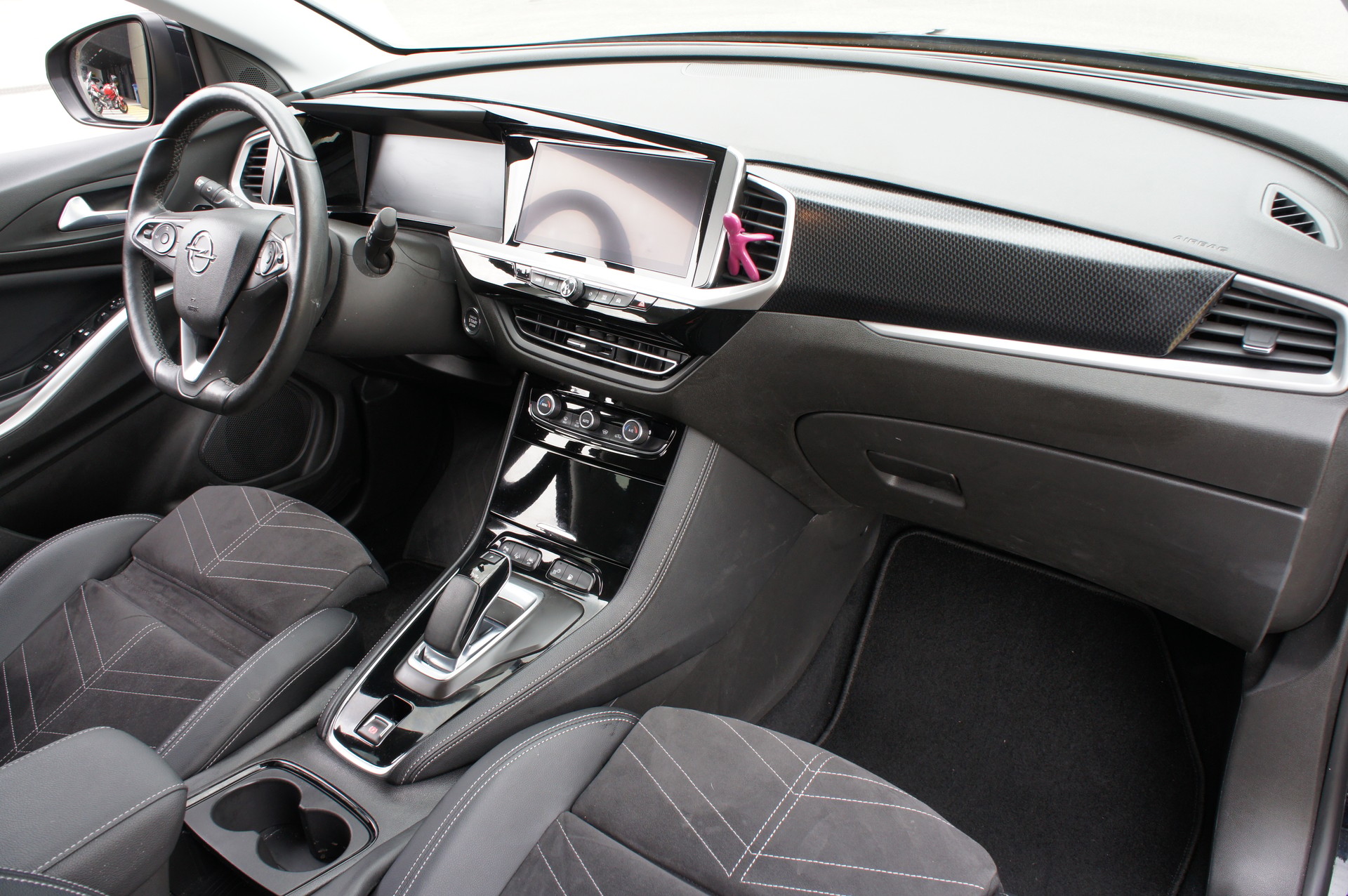 OPEL Grandland 1.6 Hybrid4 Ultimate Automatik-image-11