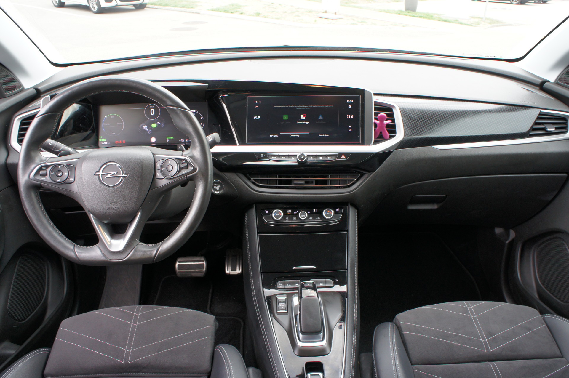 OPEL Grandland 1.6 Hybrid4 Ultimate Automatik-image-12