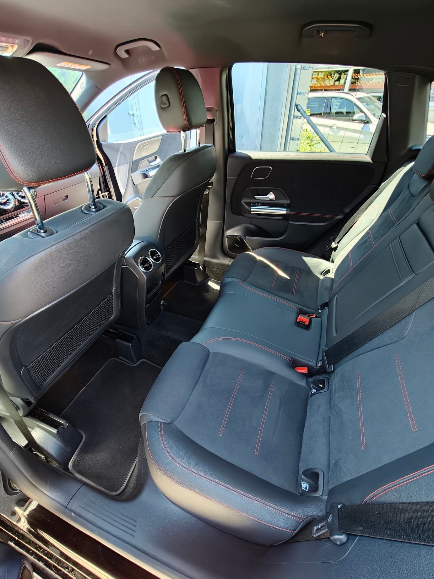 MERCEDES-BENZ B 200 d AMG Line 4matic-image-4