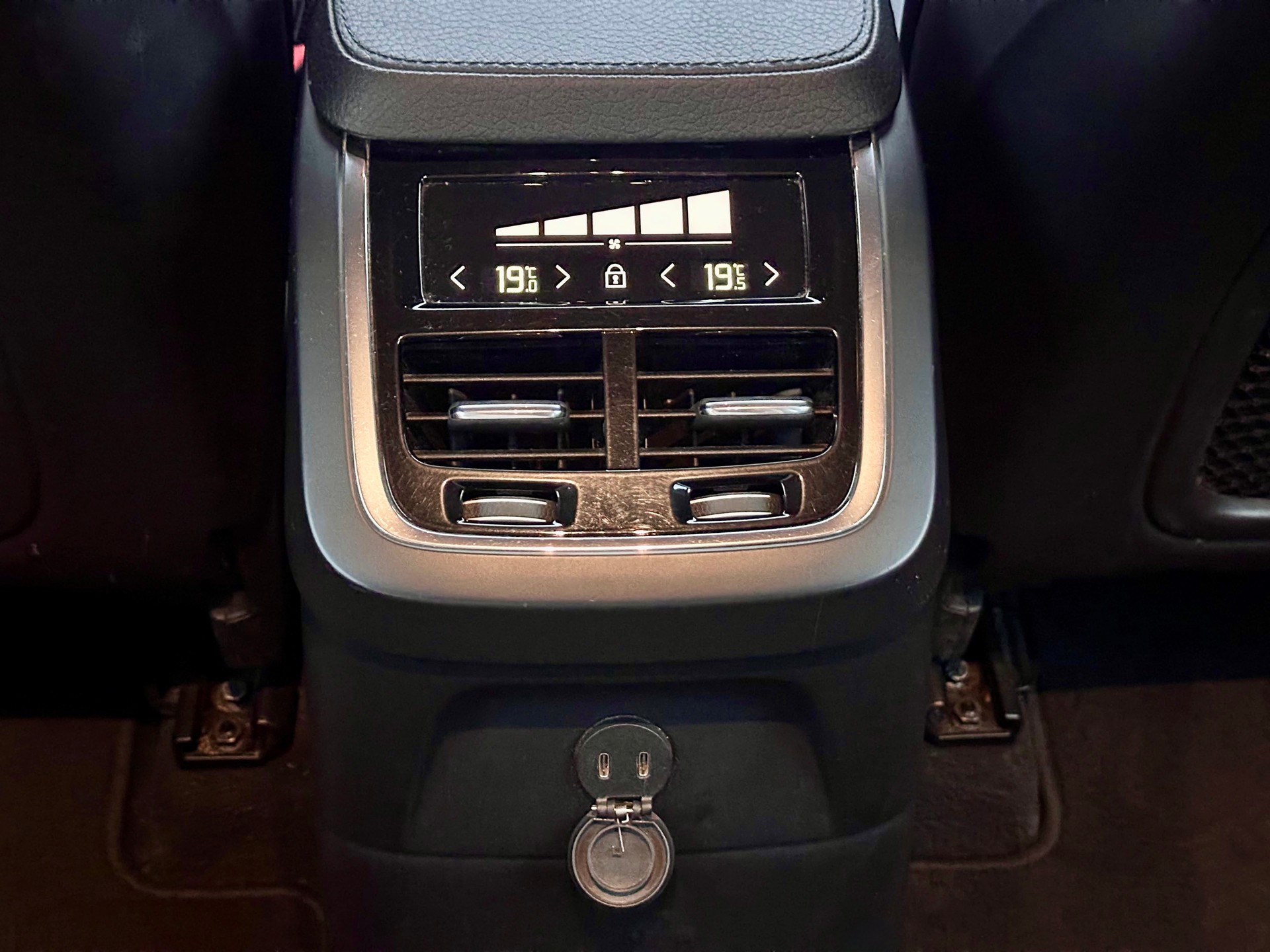 VOLVO XC90 T8 eAWD Inscription Expression Geartronic-image-17