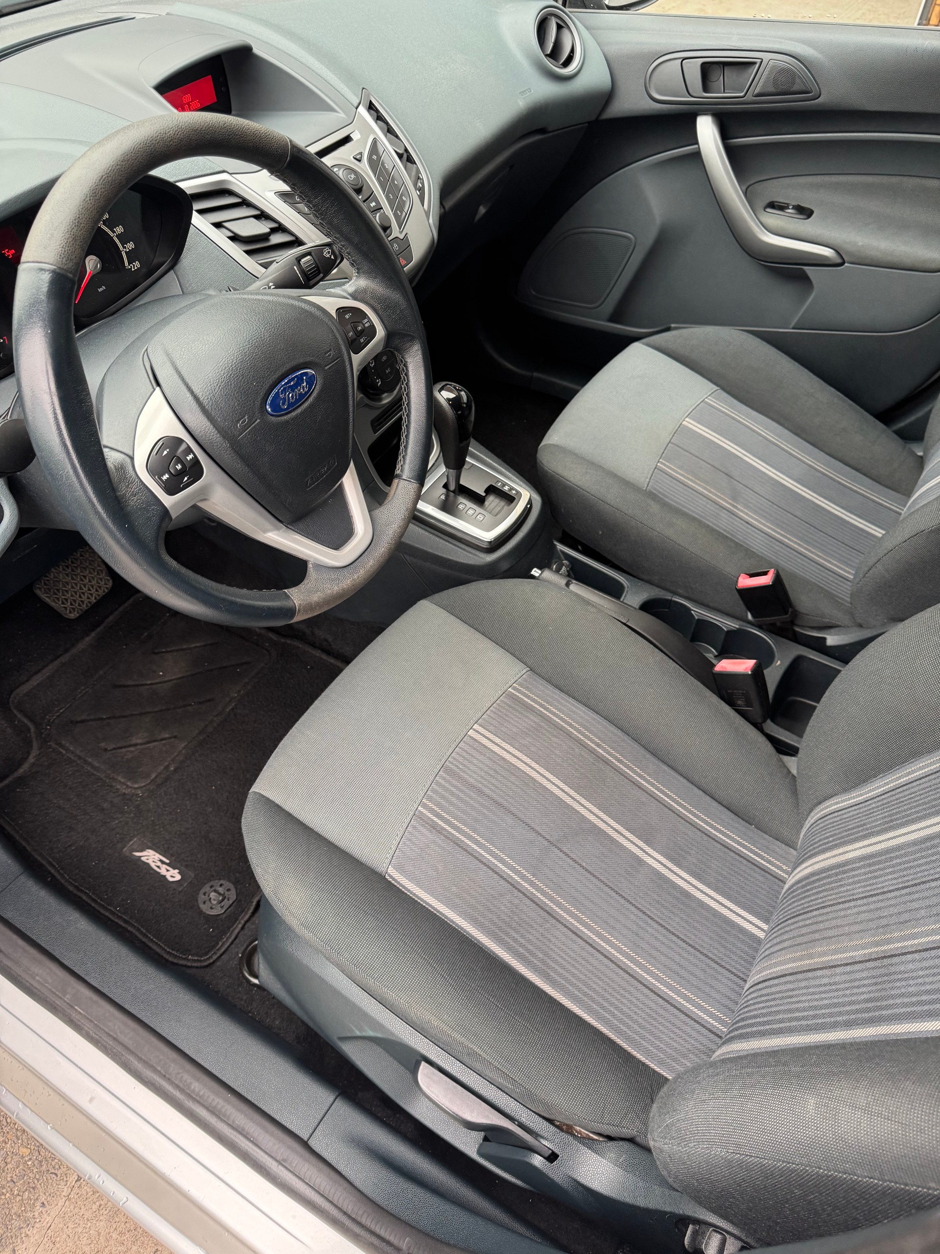 FORD Fiesta 1.4 16V Trend Automatic-image-8