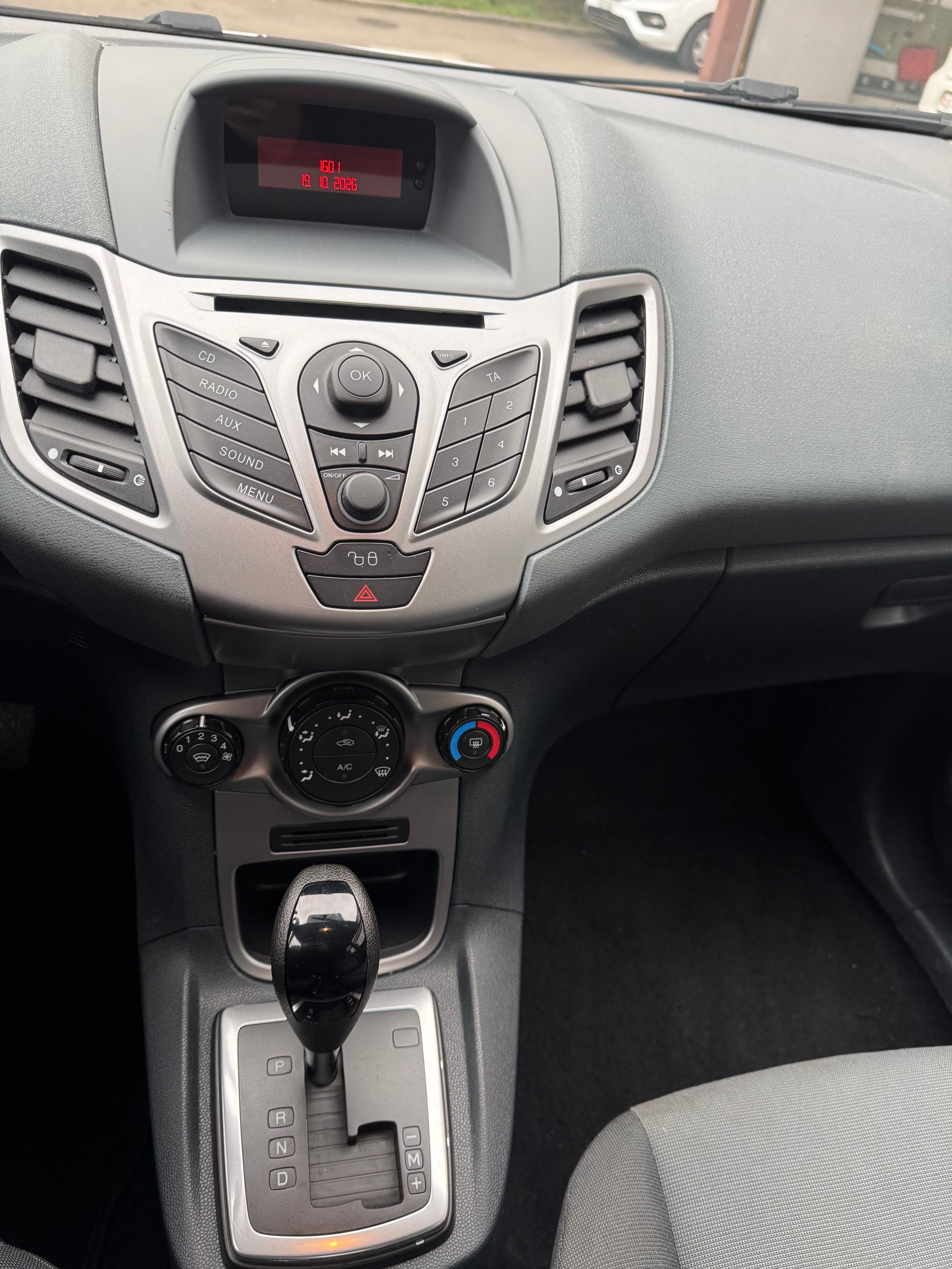 FORD Fiesta 1.4 16V Trend Automatic-image-10