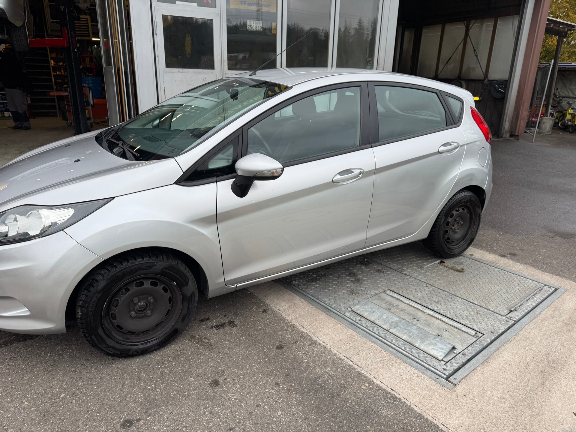 FORD Fiesta 1.4 16V Trend Automatic-image-7