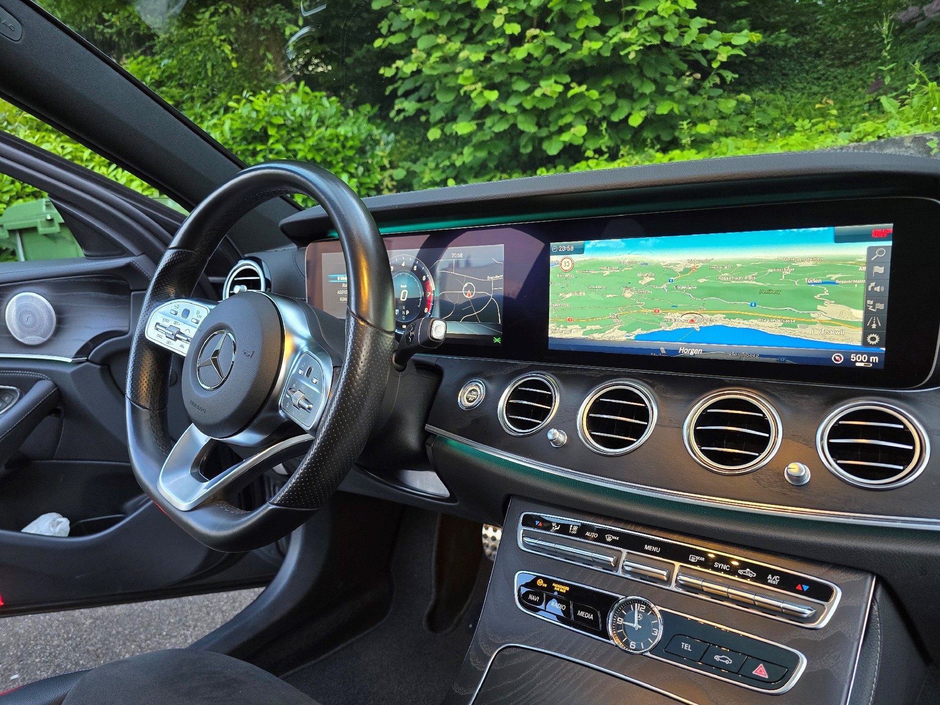 MERCEDES-BENZ E 200 AMG Line 4Matic 9G-Tronic-image-2