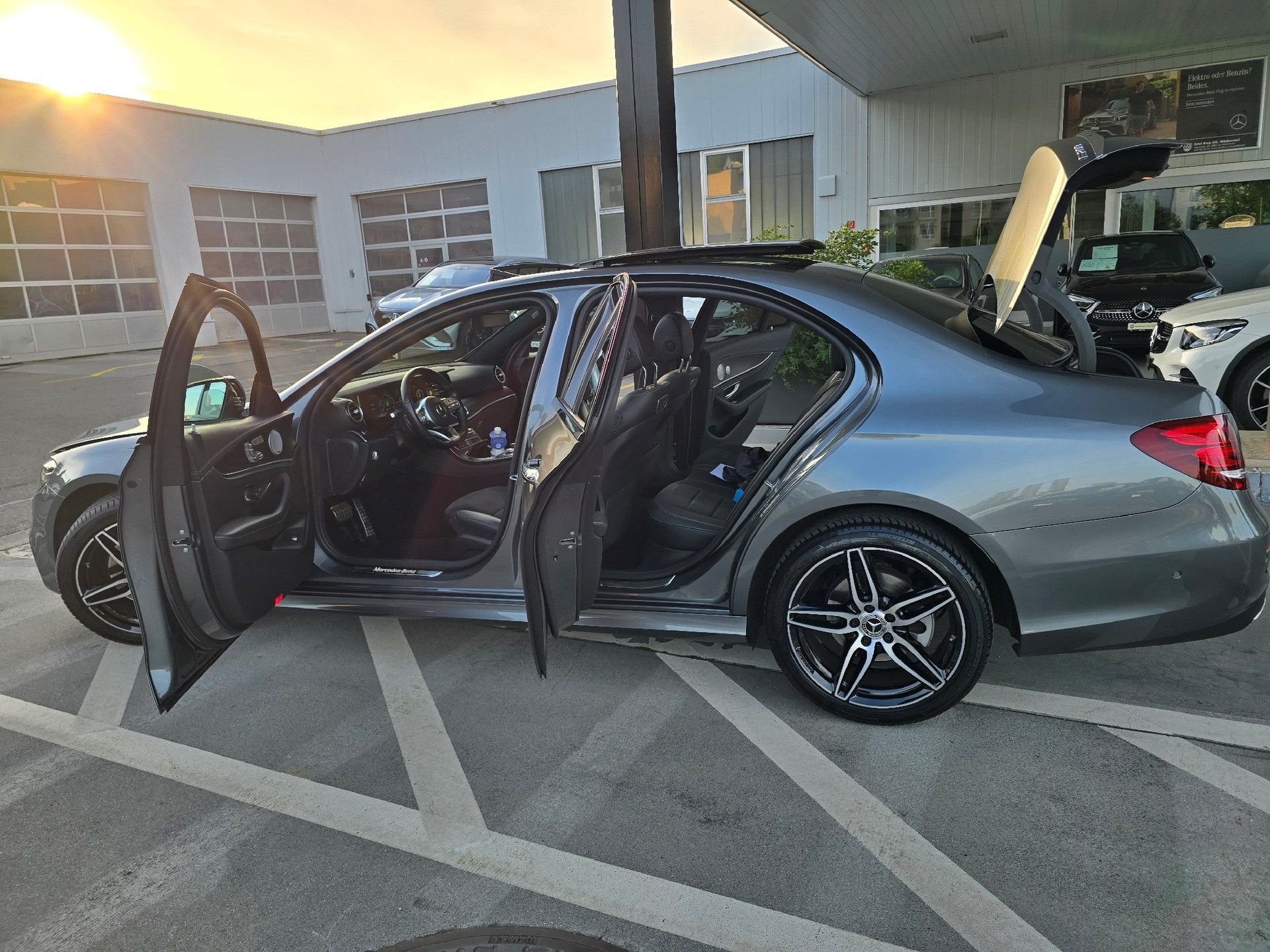 MERCEDES-BENZ E 200 AMG Line 4Matic 9G-Tronic-image-7