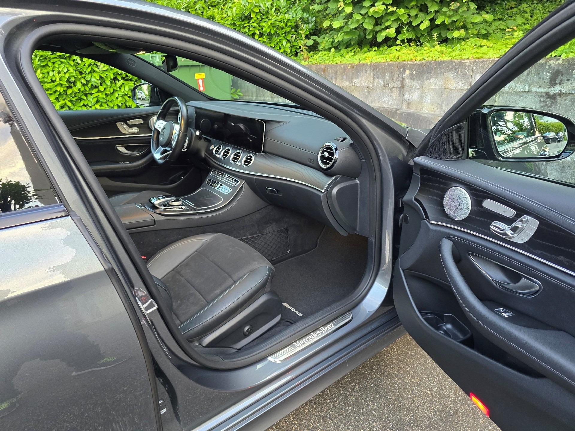 MERCEDES-BENZ E 200 AMG Line 4Matic 9G-Tronic-image-15