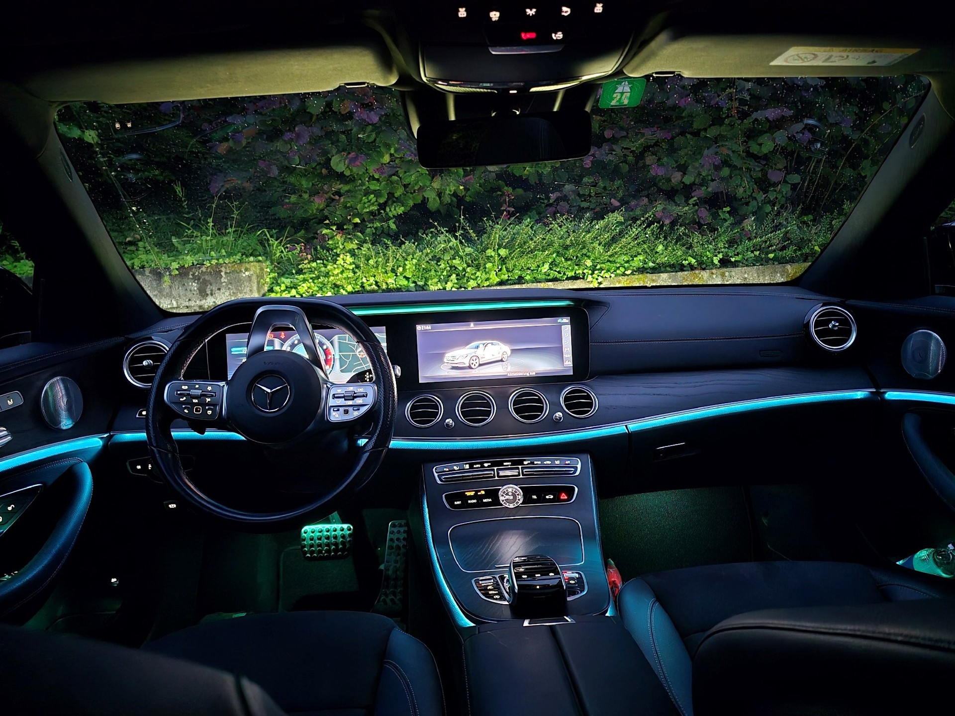 MERCEDES-BENZ E 200 AMG Line 4Matic 9G-Tronic-image-17
