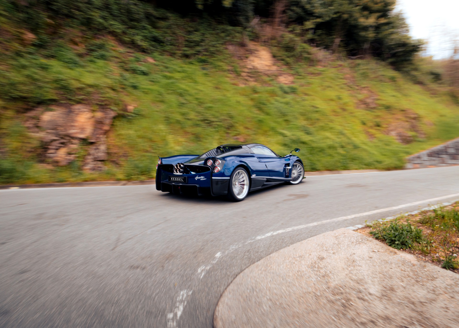 PAGANI Huayra Roadster-image-3