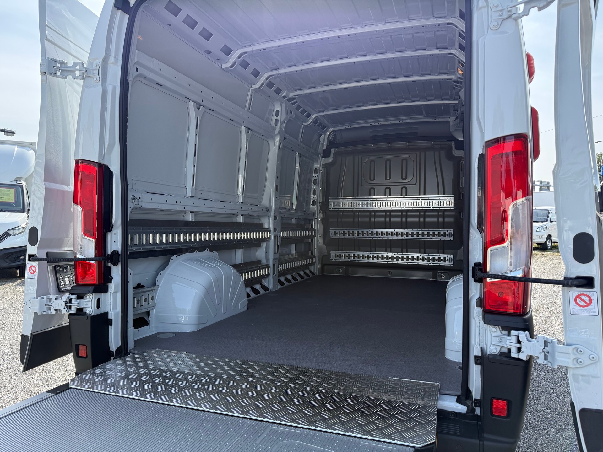 OPEL Movano 2.2 d 140 PS 3.5t L3H2 mit Mammut Lift Hebebühne-image-4