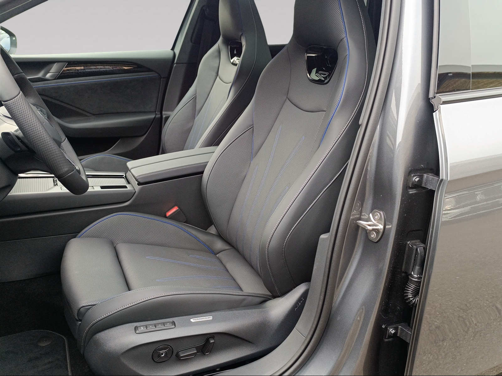 VW Passat Variant 2.0TSI 265PS R-Line Signature Allrad-image-7