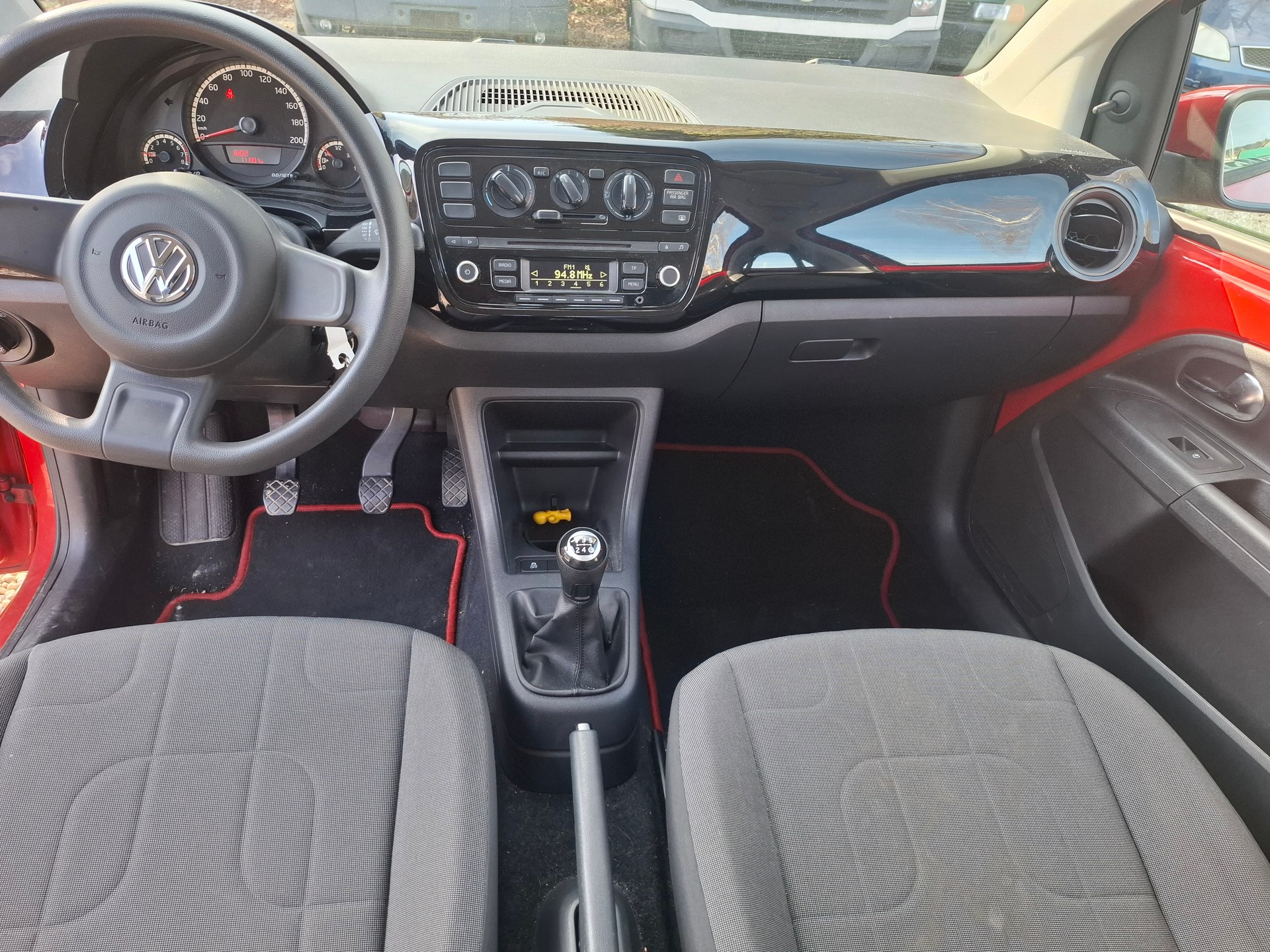 VW Up 1.0 black up Art on Ice-image-9