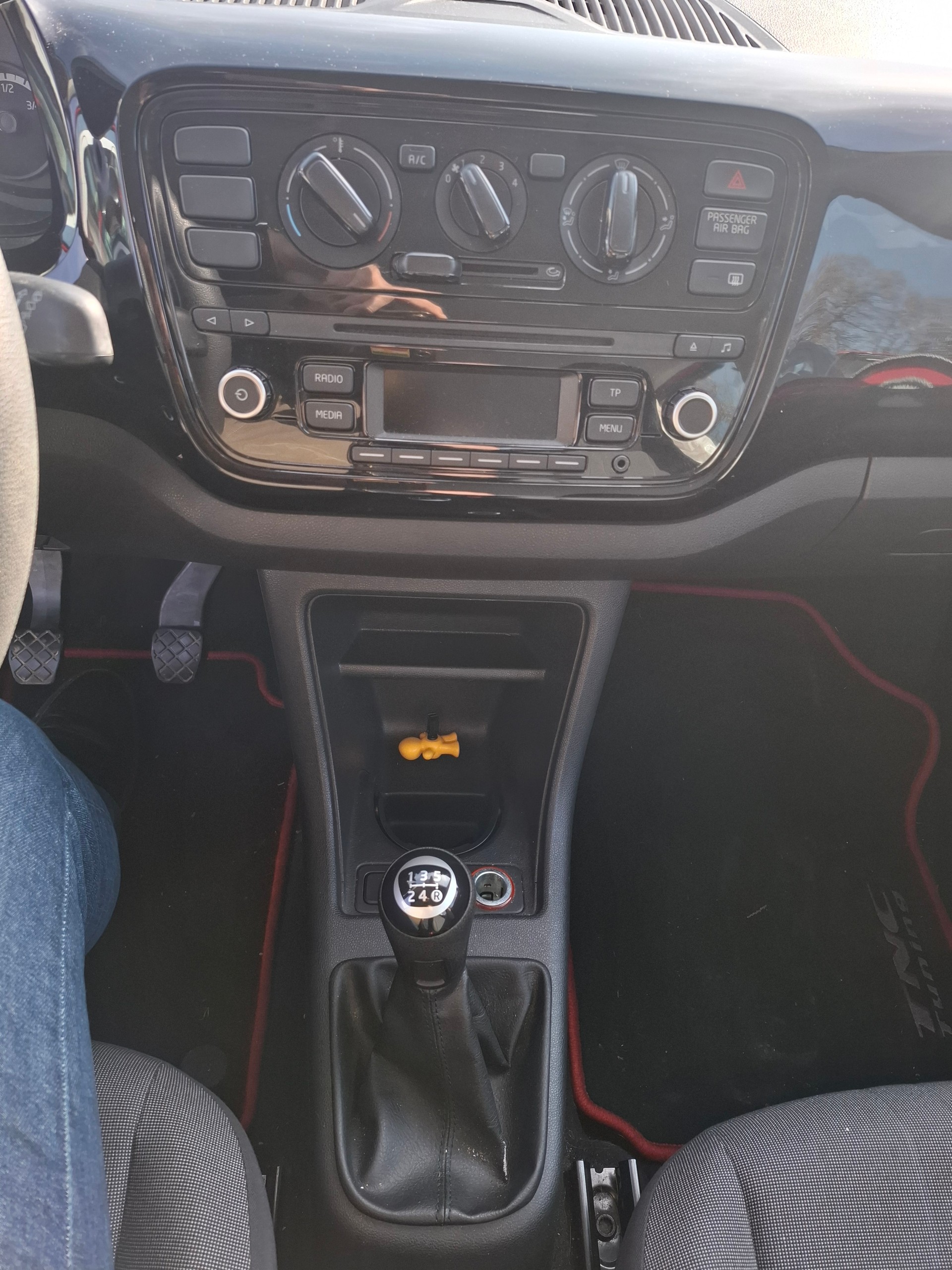 VW Up 1.0 black up Art on Ice-image-12