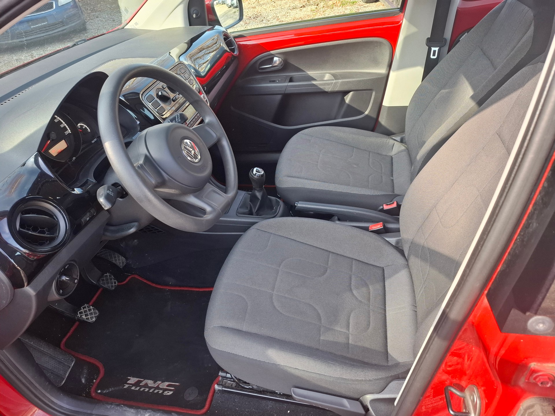 VW Up 1.0 black up Art on Ice-image-11