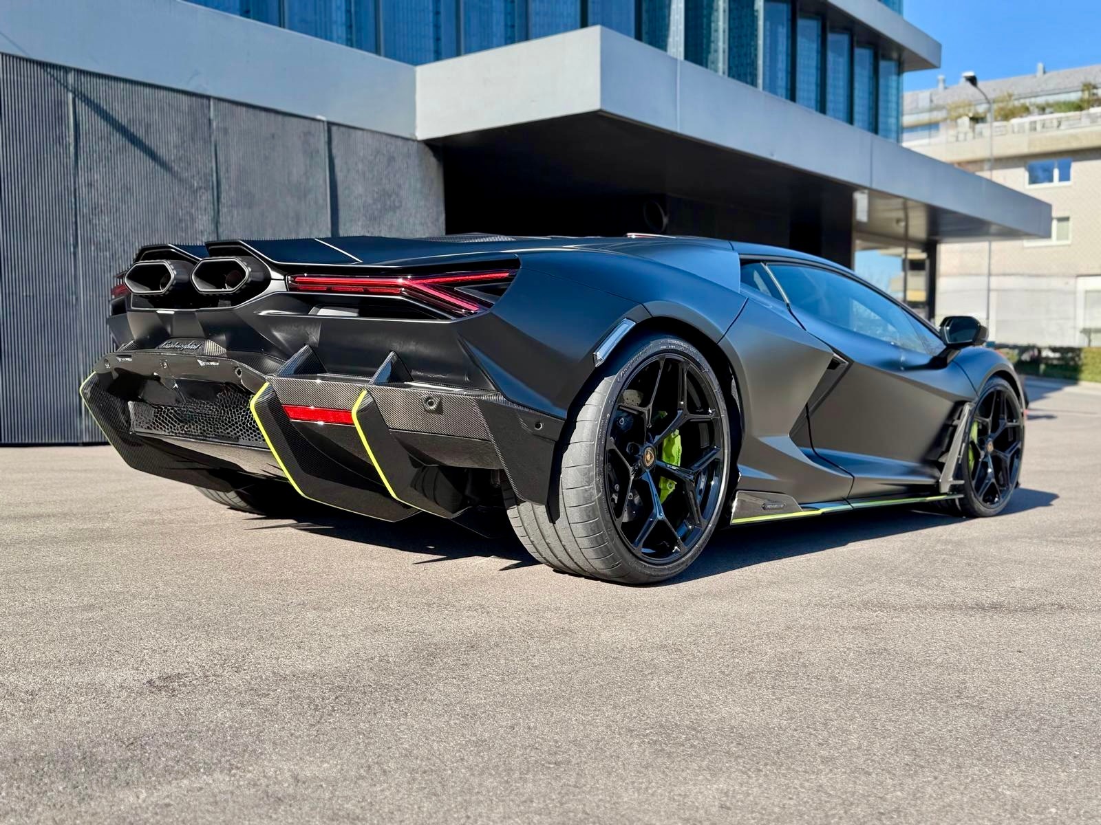 LAMBORGHINI /// REVUELTO 2025 /// AD PERSONAM /// FULL CARBON /// FULL OPTIONS-image-2