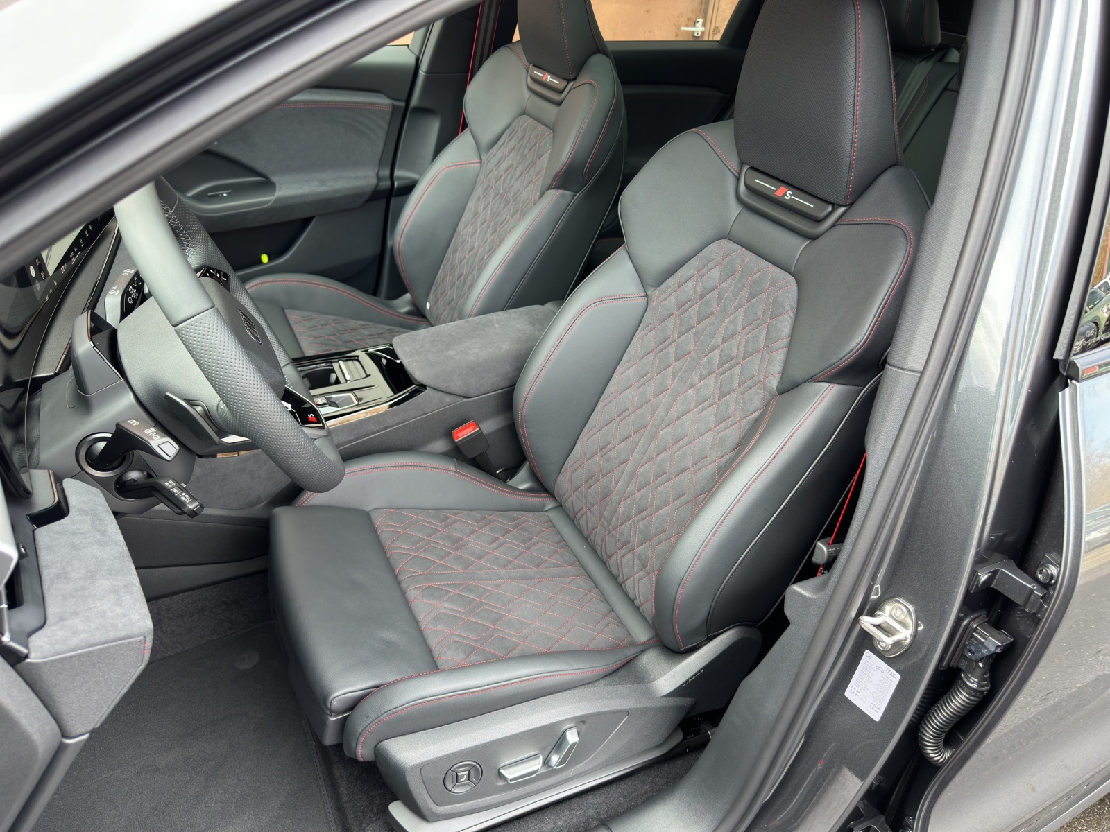 AUDI Q6 e-tron quattro-image-11