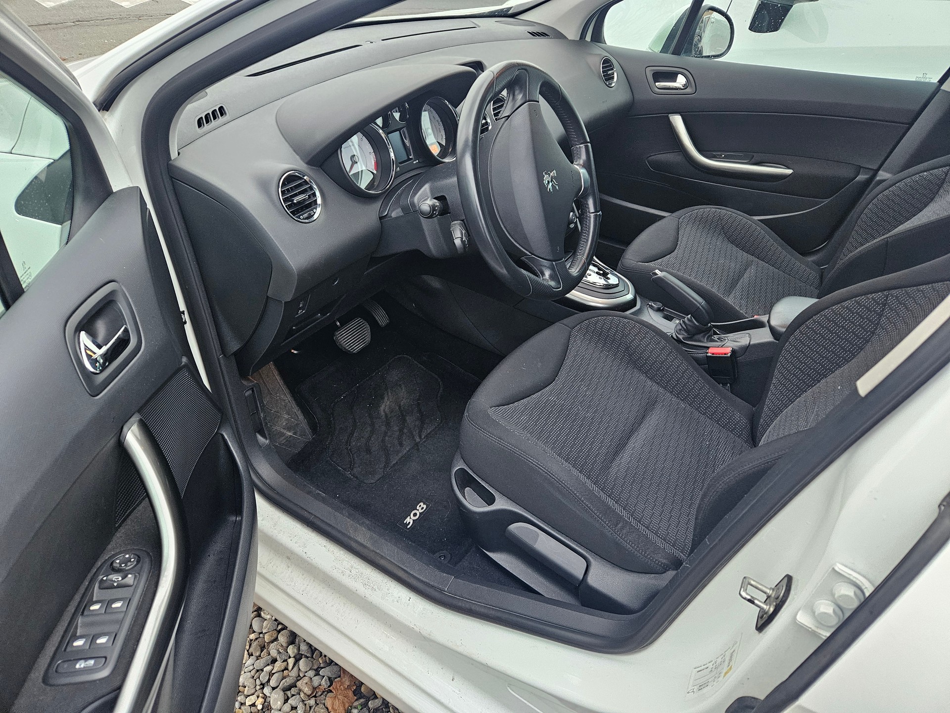 PEUGEOT 308 SW 1.6 16V Turbo Allure Automatic-image-4