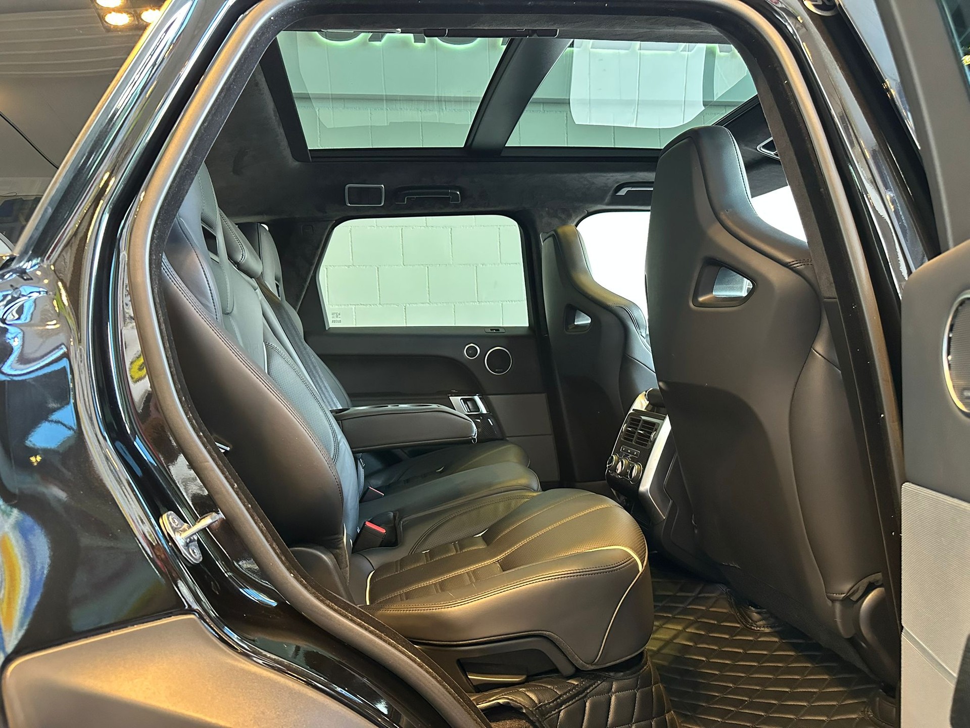 LAND ROVER Range Rover Sport 5.0 V8 SVR-image-10
