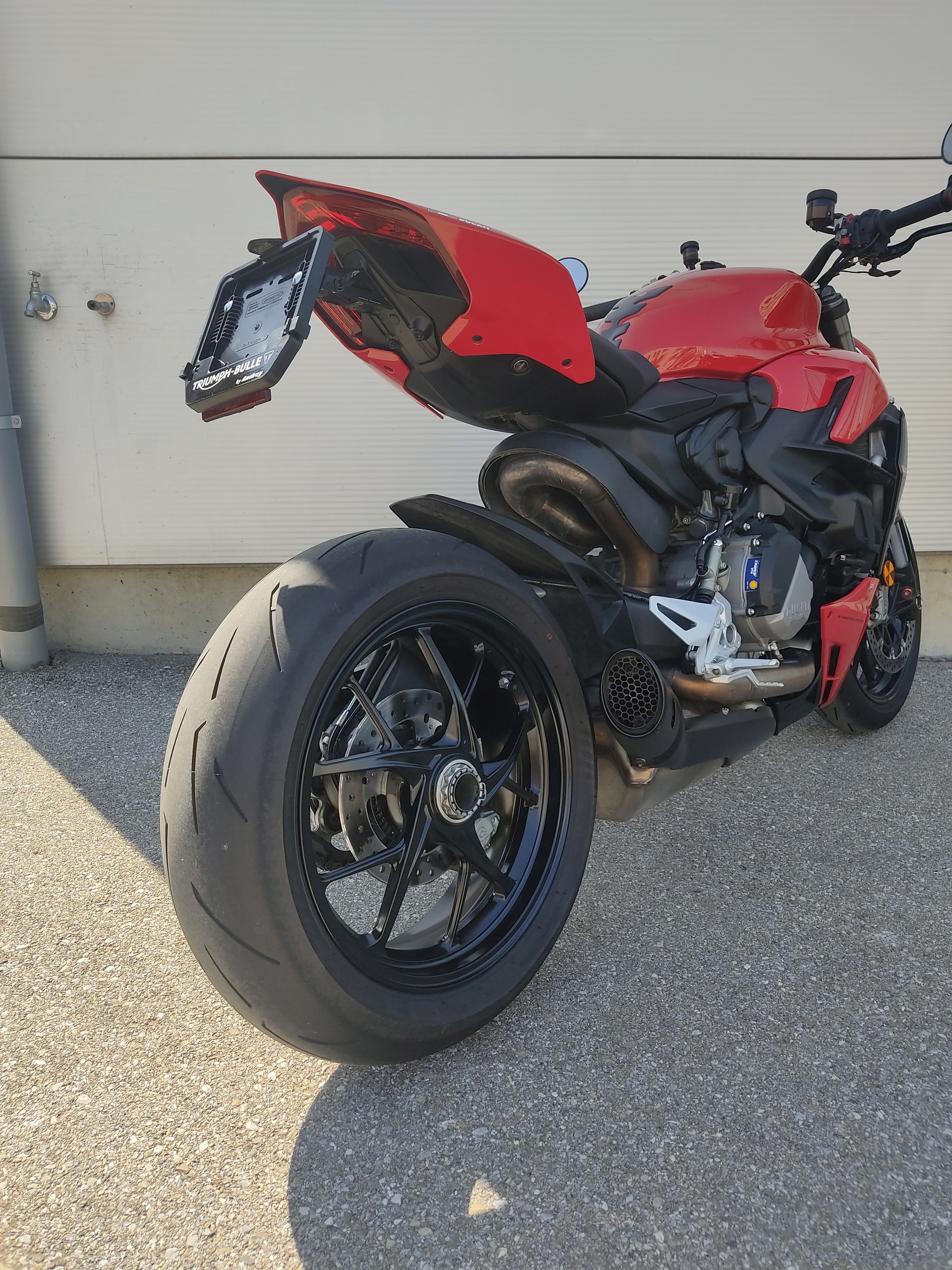 DUCATI Streetfighter V2-showroom-element-3