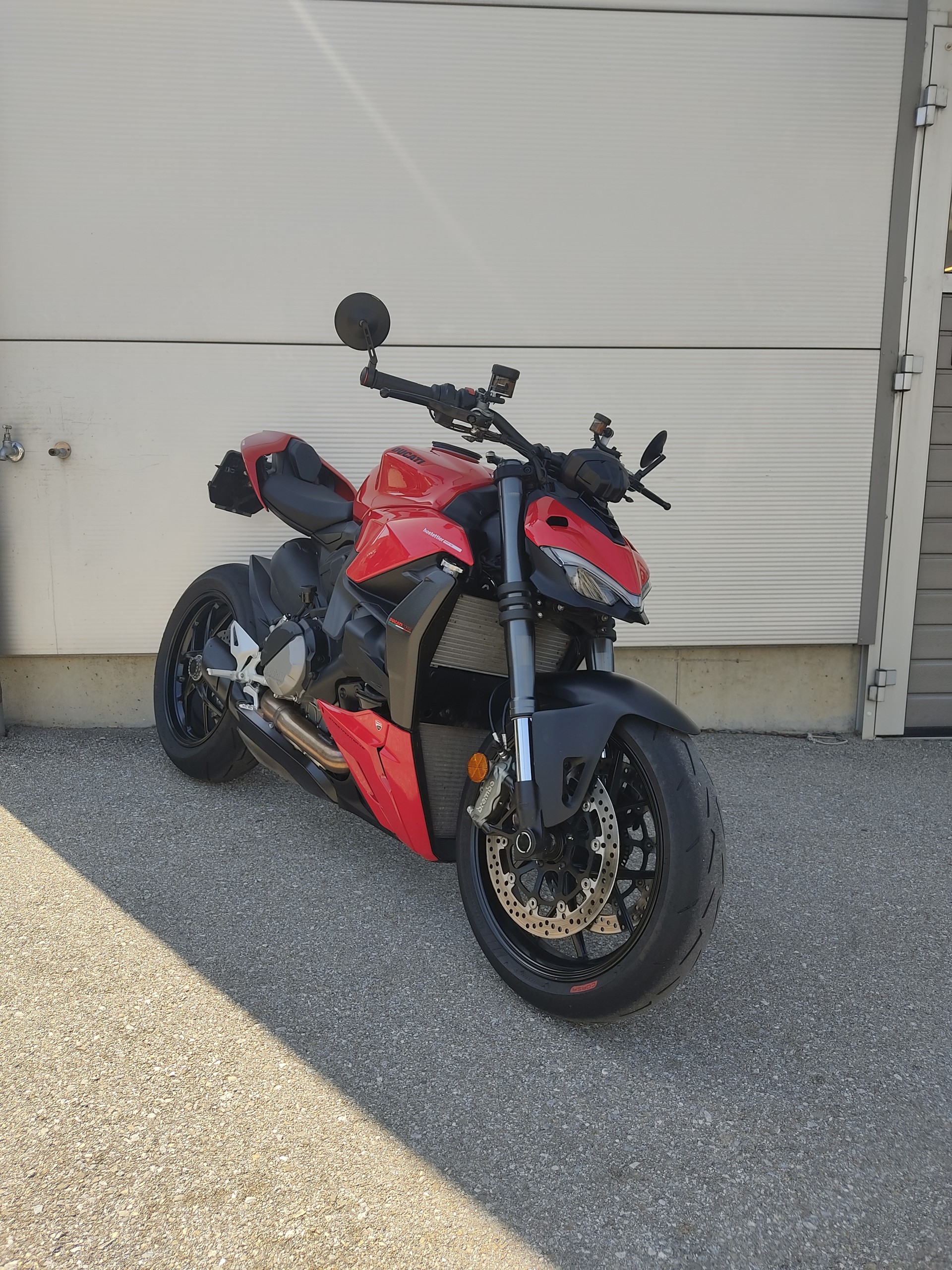 DUCATI Streetfighter V2-showroom-element-1