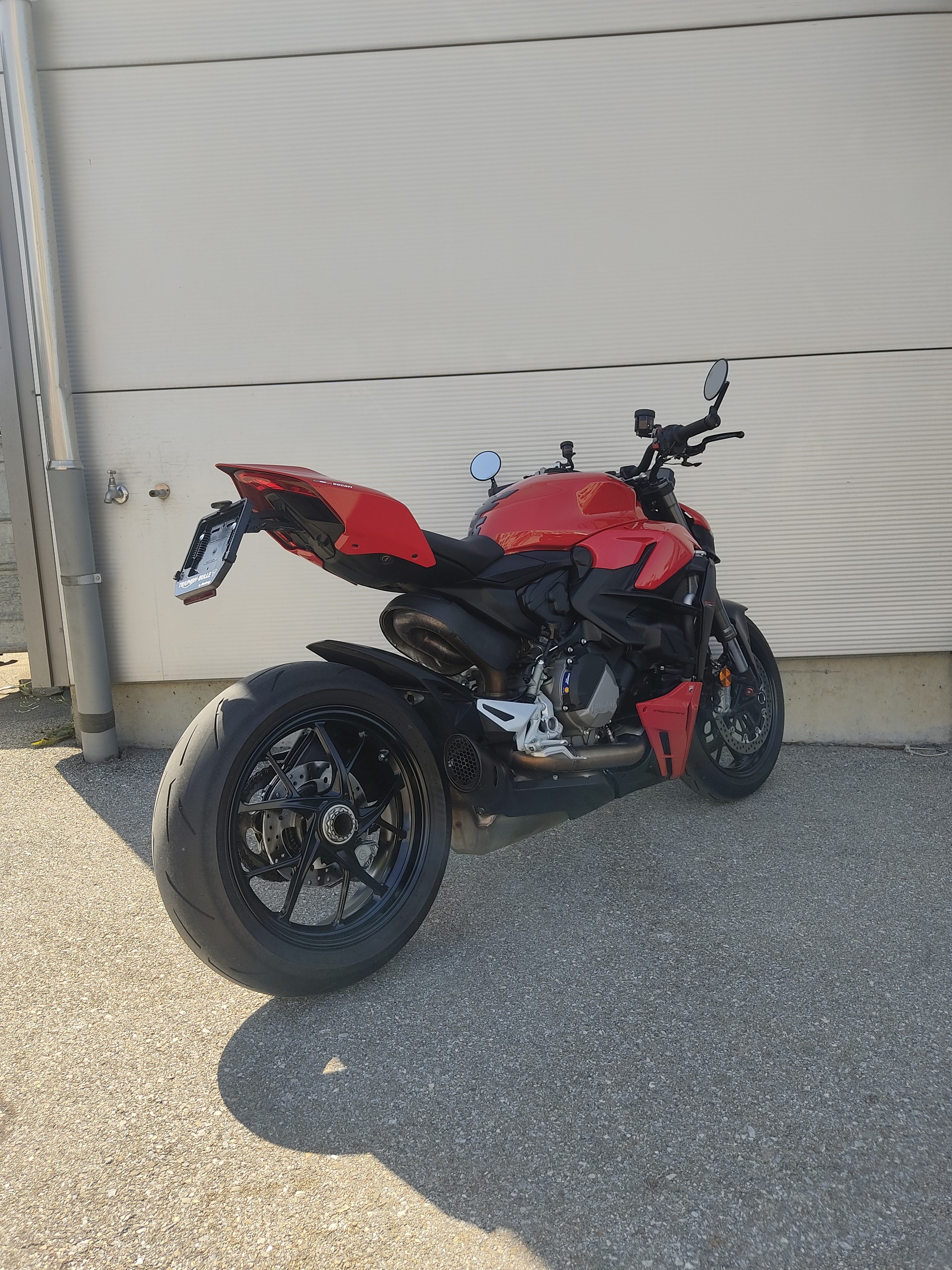 DUCATI Streetfighter V2-showroom-element-2