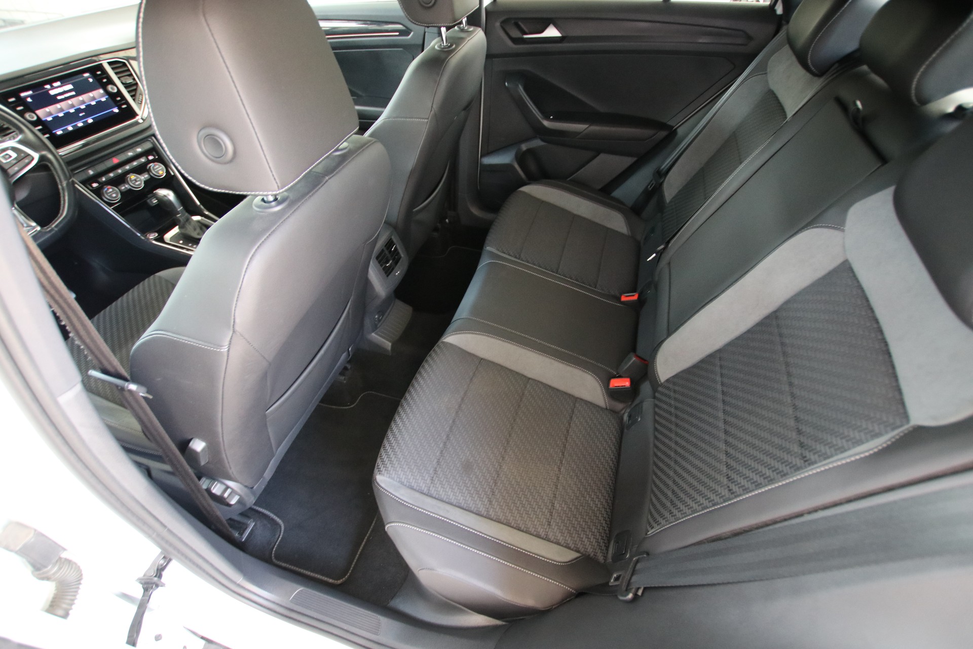 VW T-Roc *R-Line* 2.0 TSI Sport DSG 4Motion-image-13