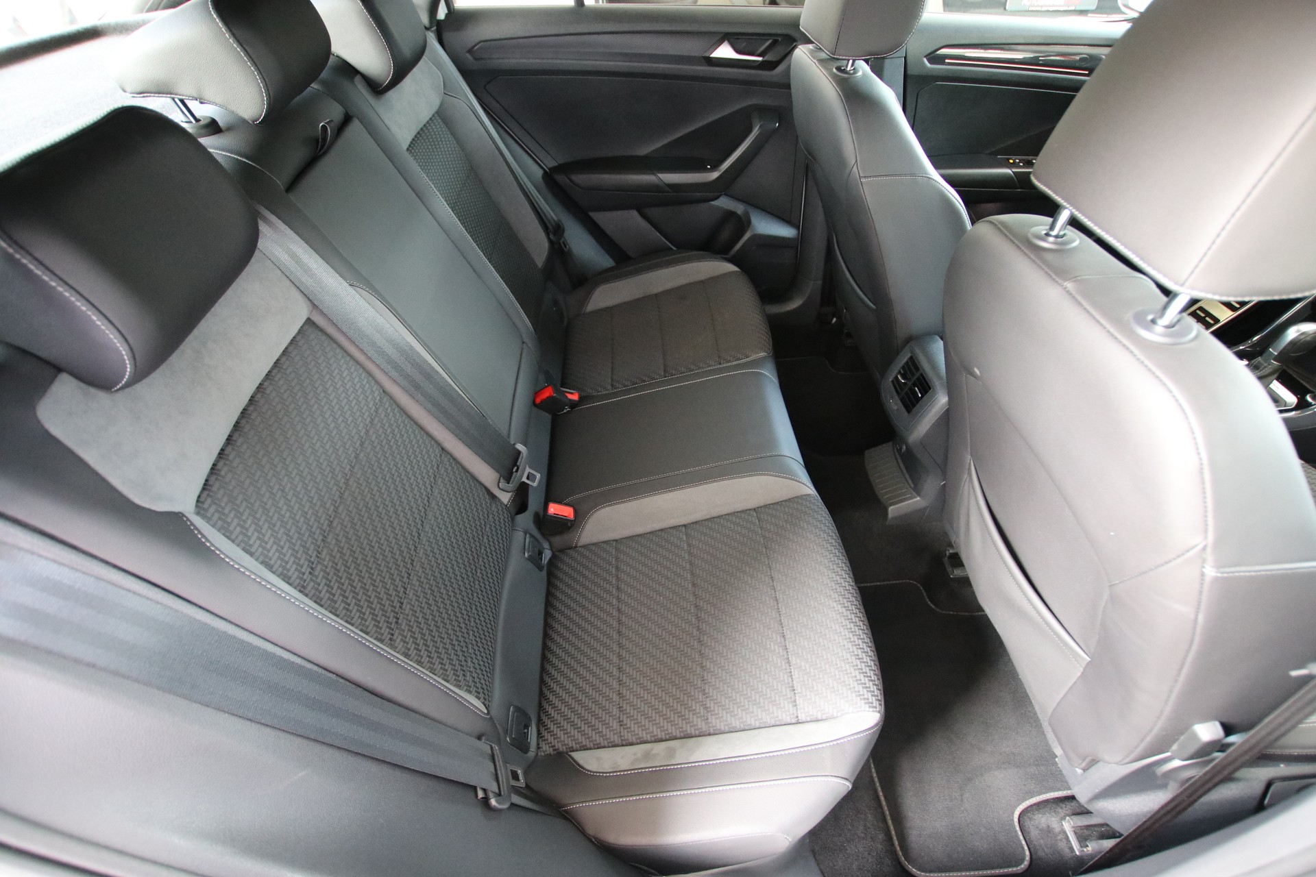 VW T-Roc *R-Line* 2.0 TSI Sport DSG 4Motion-image-14