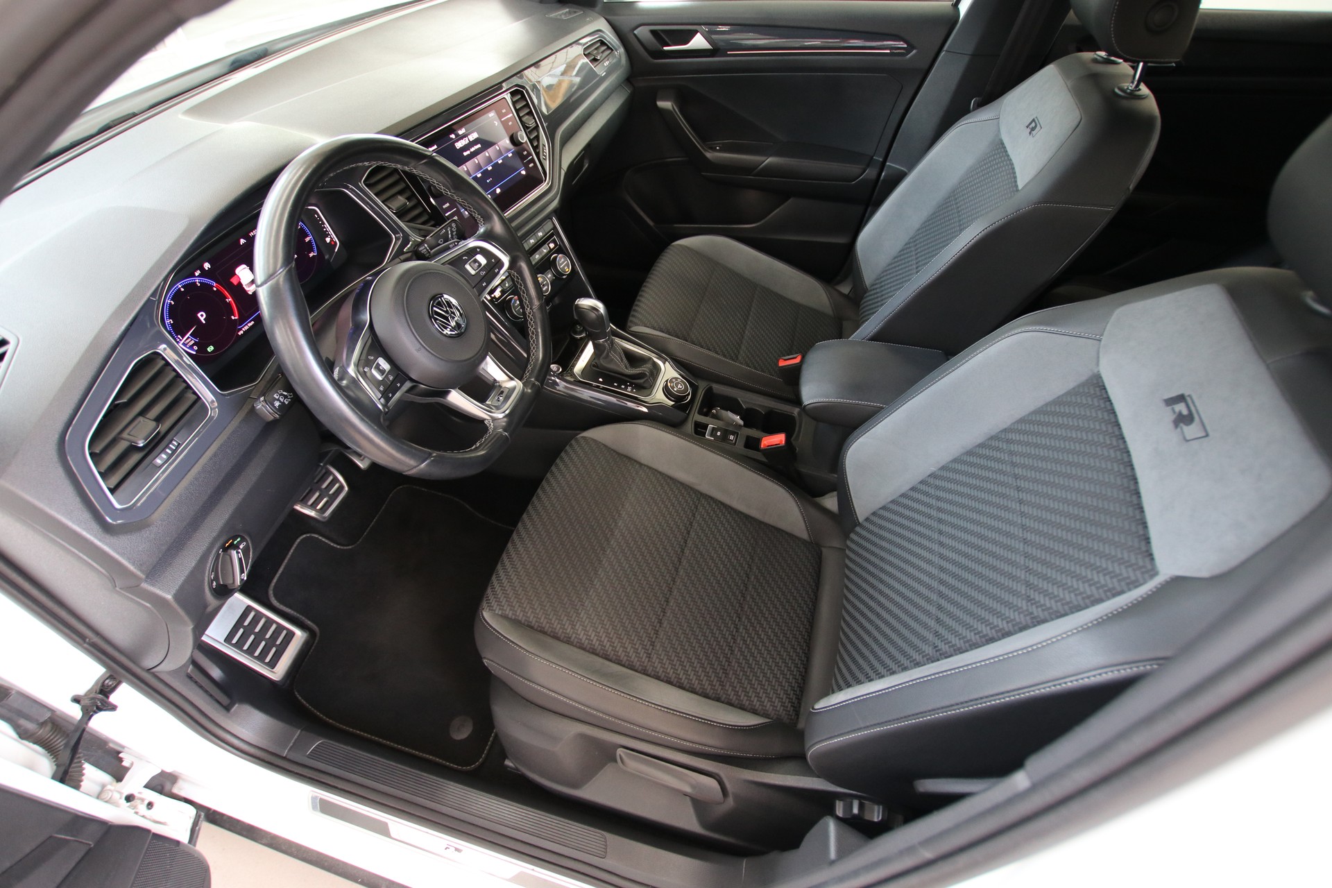 VW T-Roc *R-Line* 2.0 TSI Sport DSG 4Motion-image-12