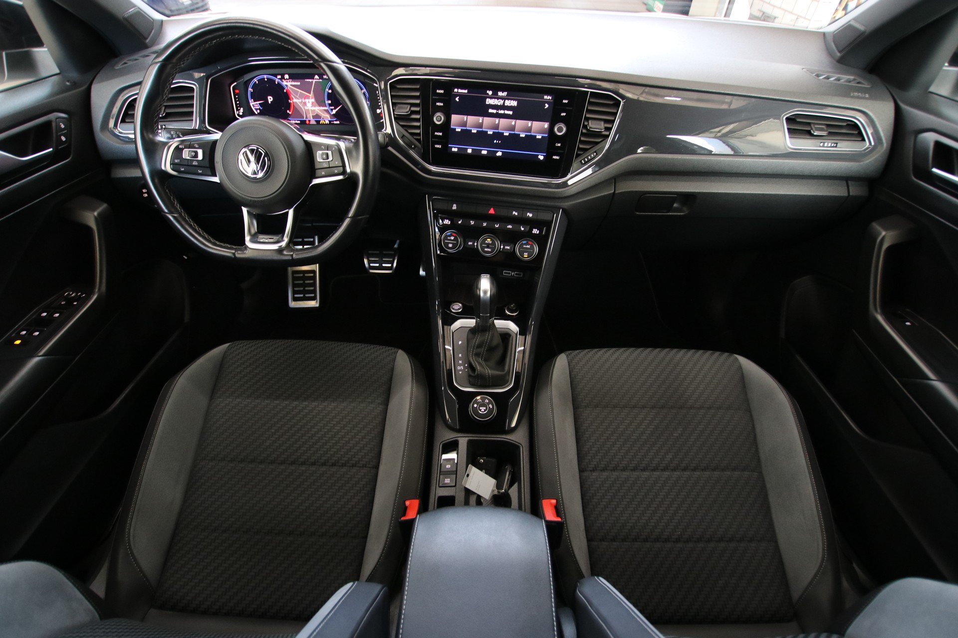 VW T-Roc *R-Line* 2.0 TSI Sport DSG 4Motion-image-9