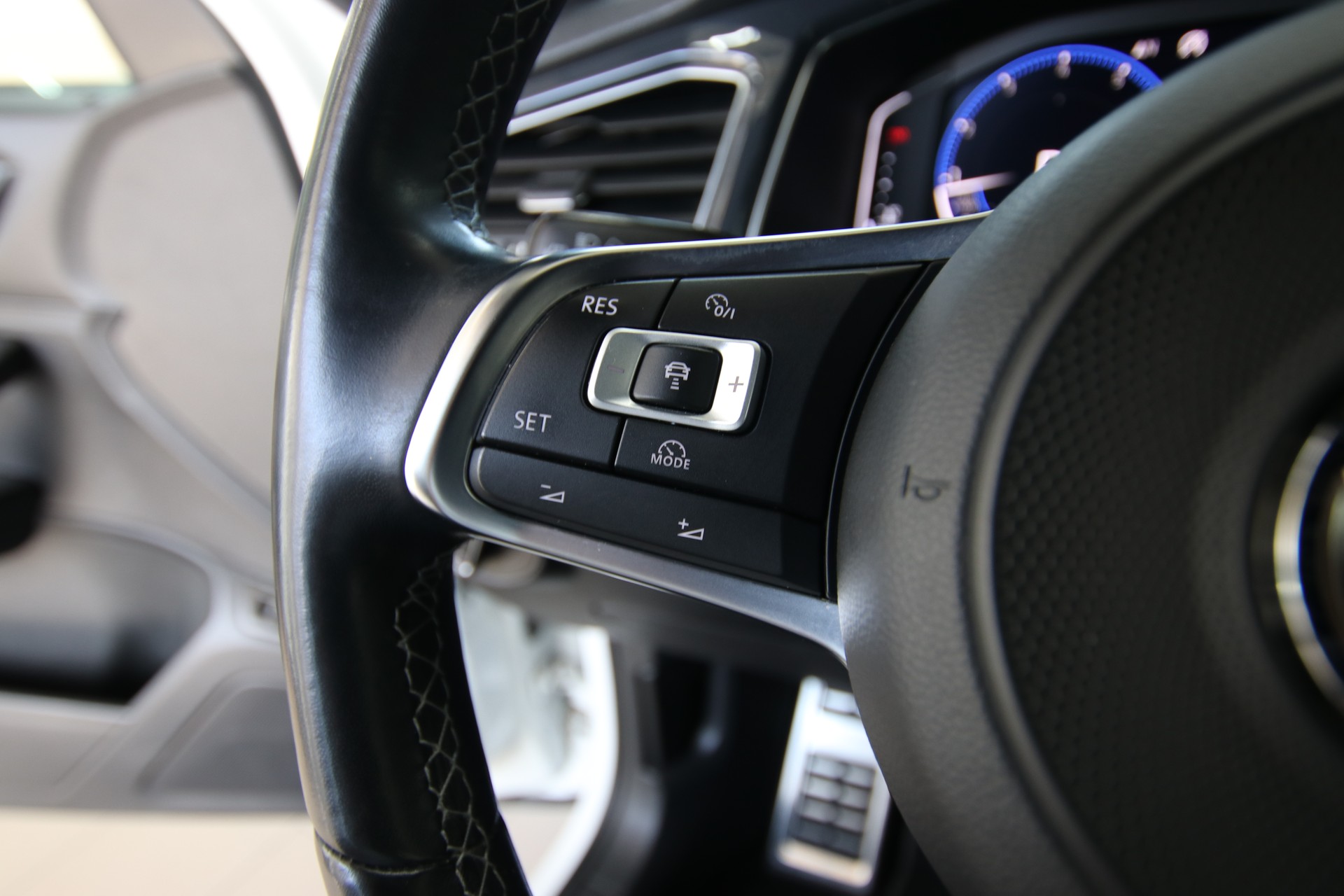 VW T-Roc *R-Line* 2.0 TSI Sport DSG 4Motion-image-24