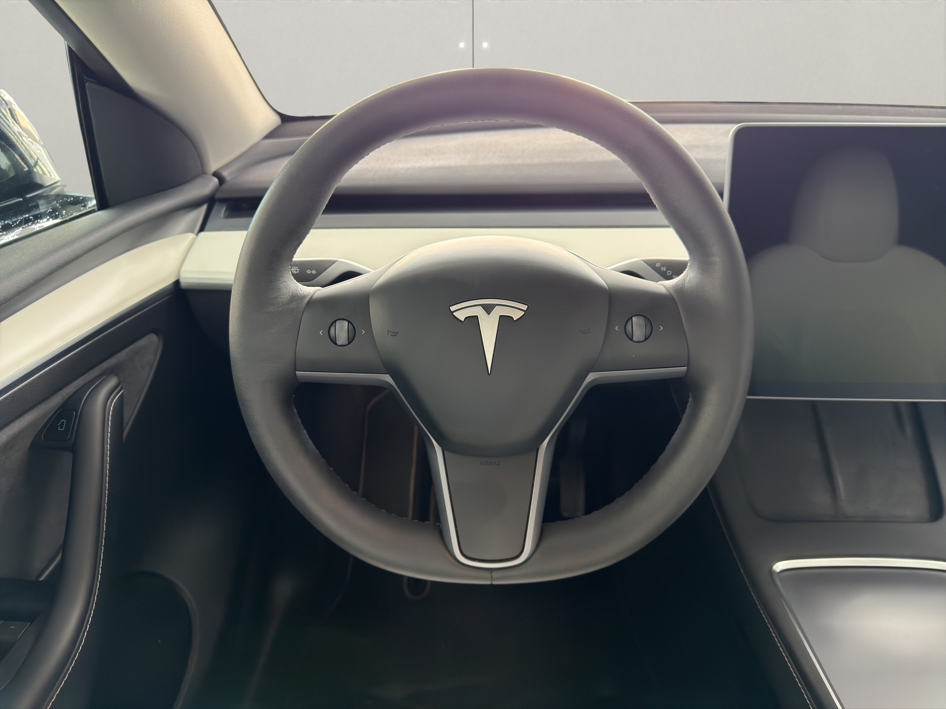 TESLA Model Y Long Range-image-9