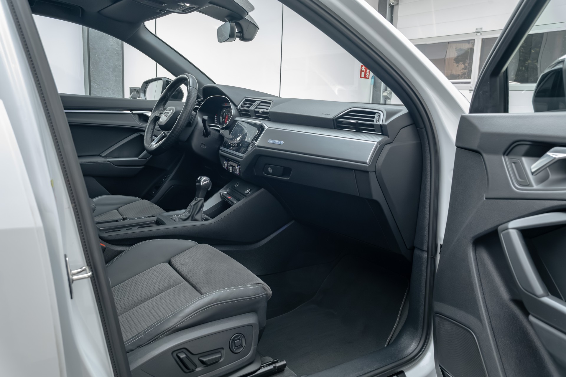 AUDI Q3 Sportback 45 TFSI S line quattro S-tronic-image-8