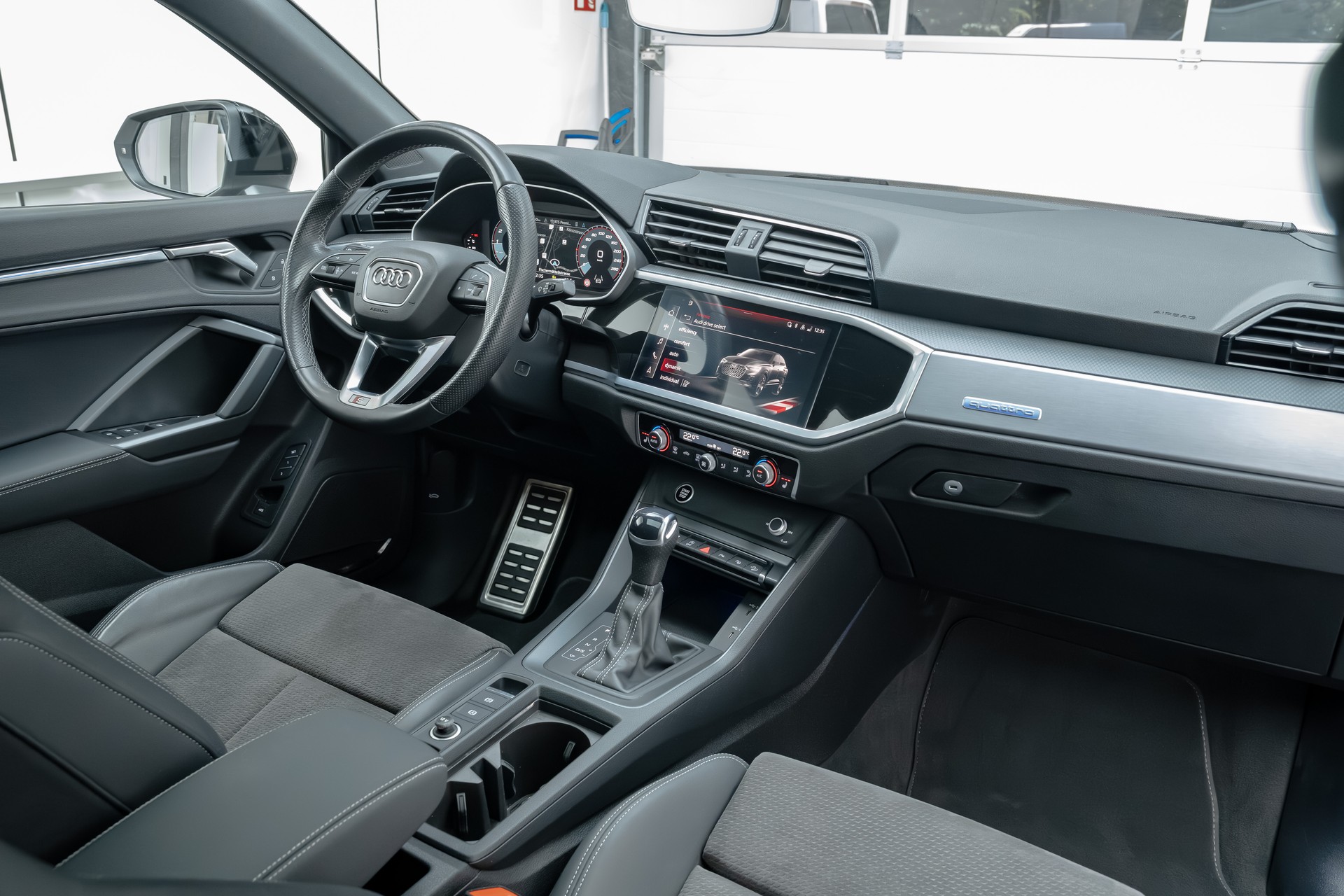 AUDI Q3 Sportback 45 TFSI S line quattro S-tronic-image-7