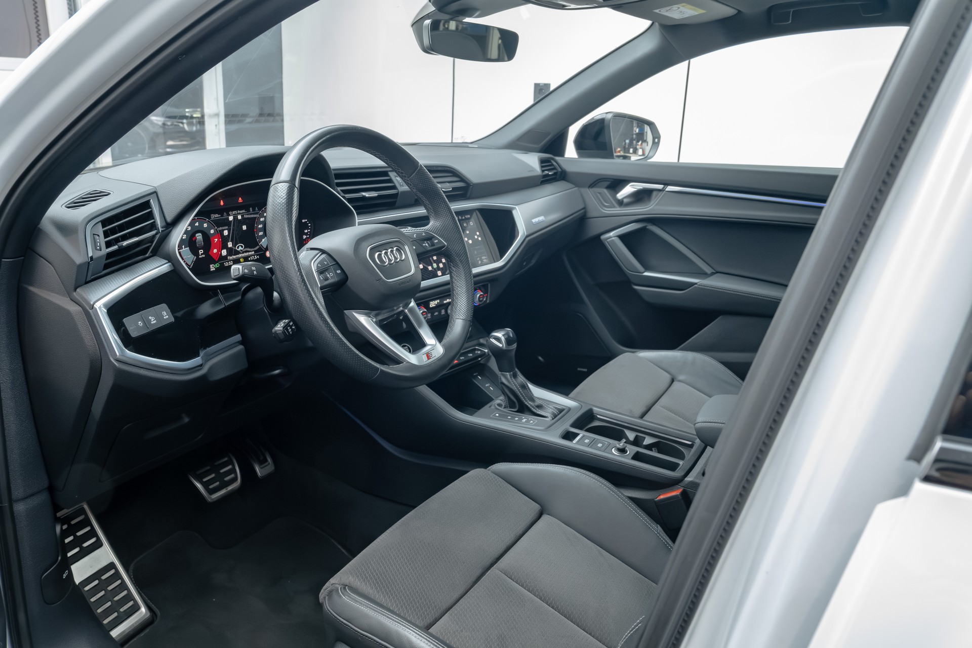 AUDI Q3 Sportback 45 TFSI S line quattro S-tronic-image-13