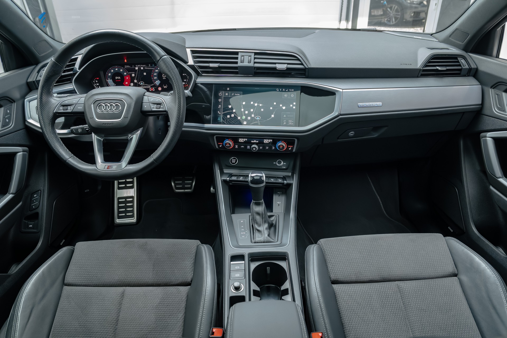 AUDI Q3 Sportback 45 TFSI S line quattro S-tronic-image-6