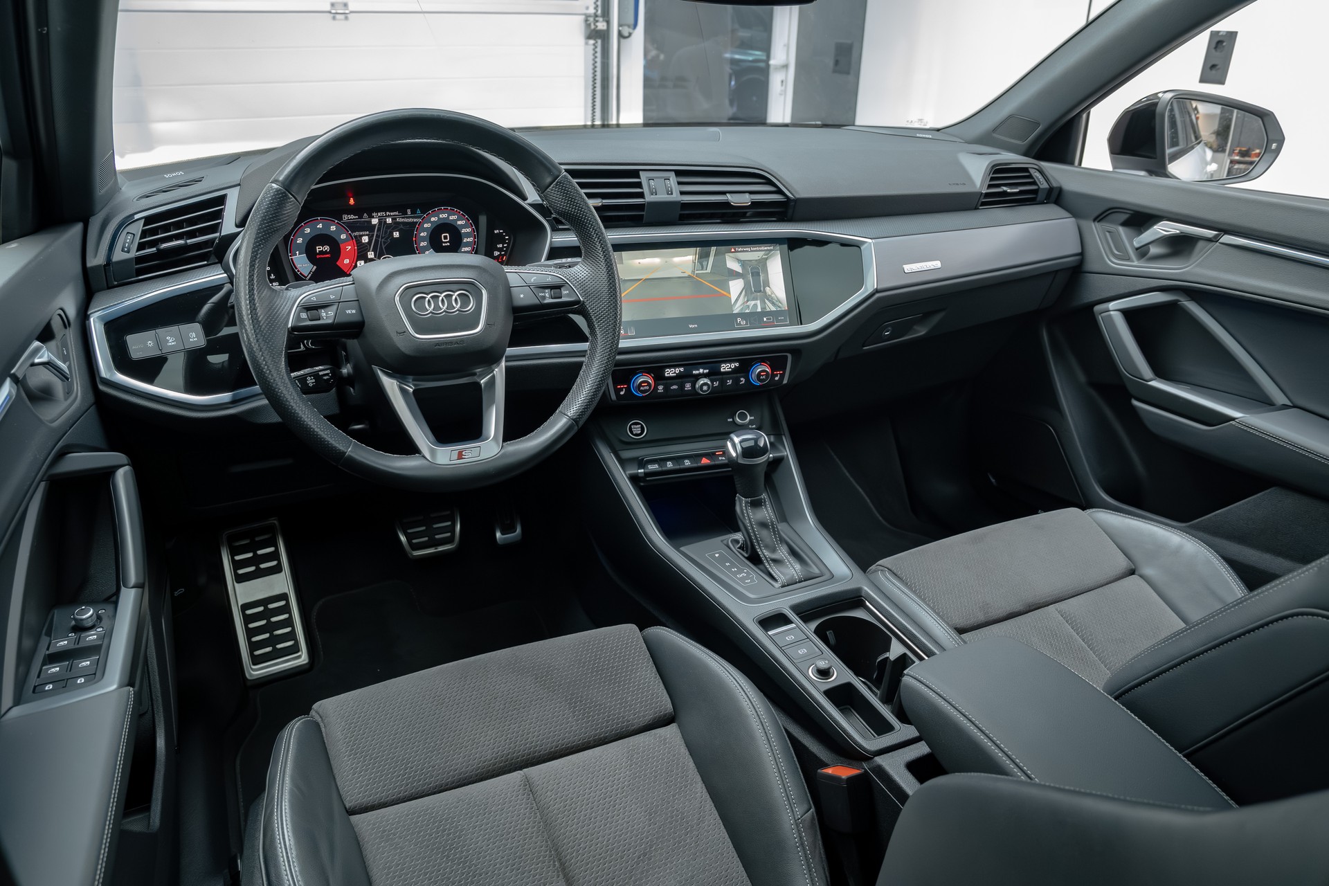 AUDI Q3 Sportback 45 TFSI S line quattro S-tronic-image-11