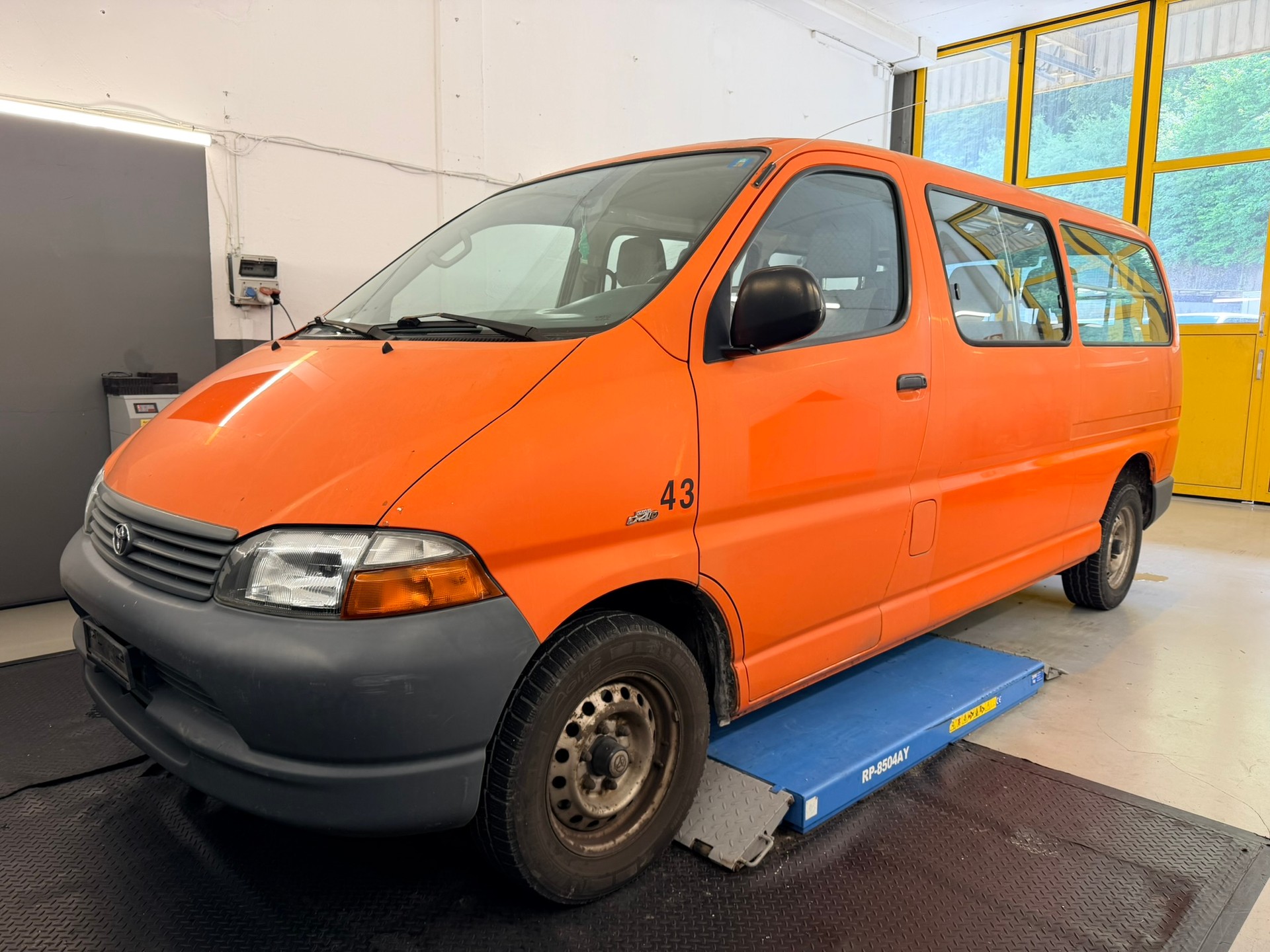 TOYOTA Hiace D-4D LWB Kombi-image-0