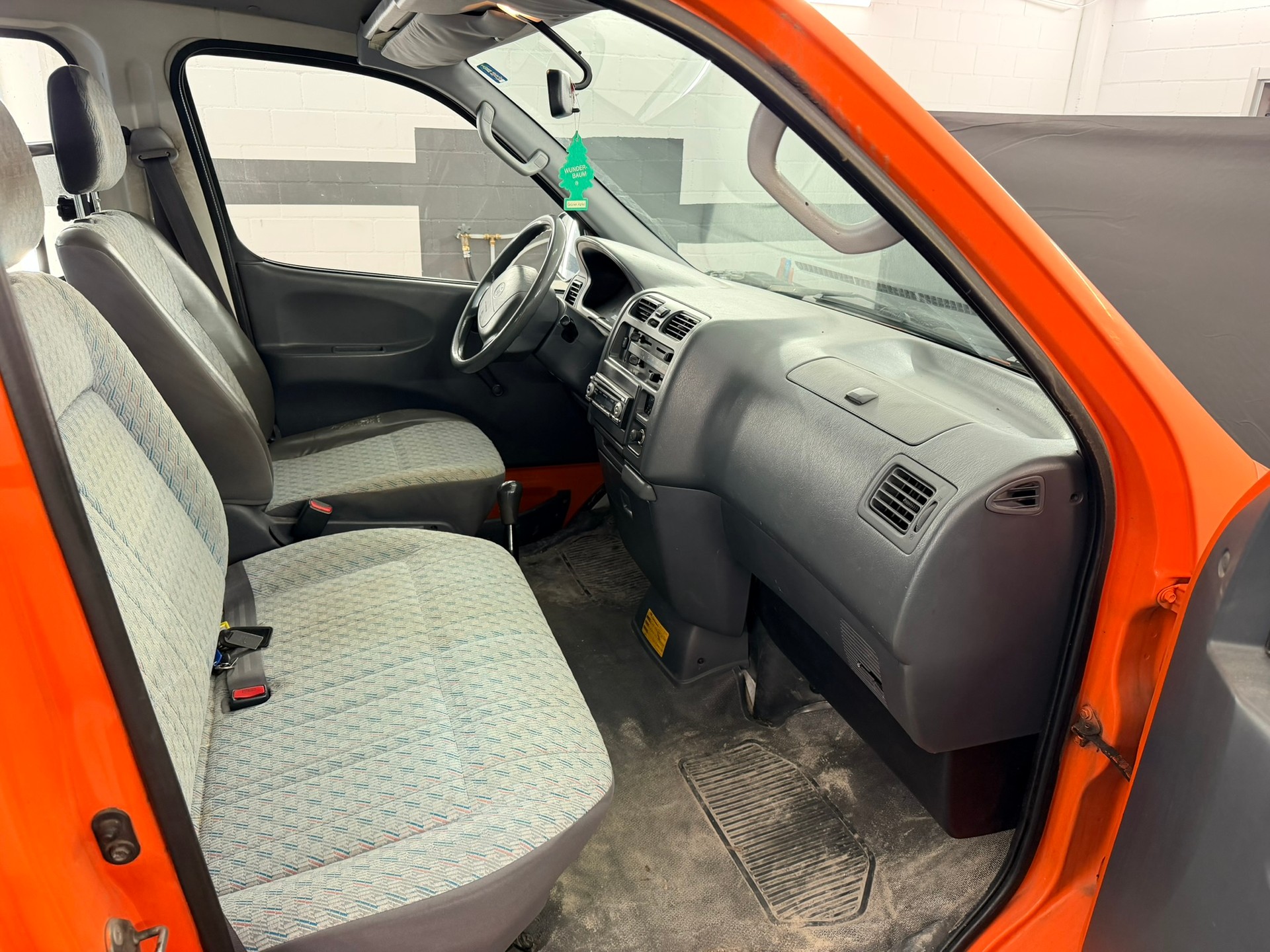 TOYOTA Hiace D-4D LWB Kombi-image-8