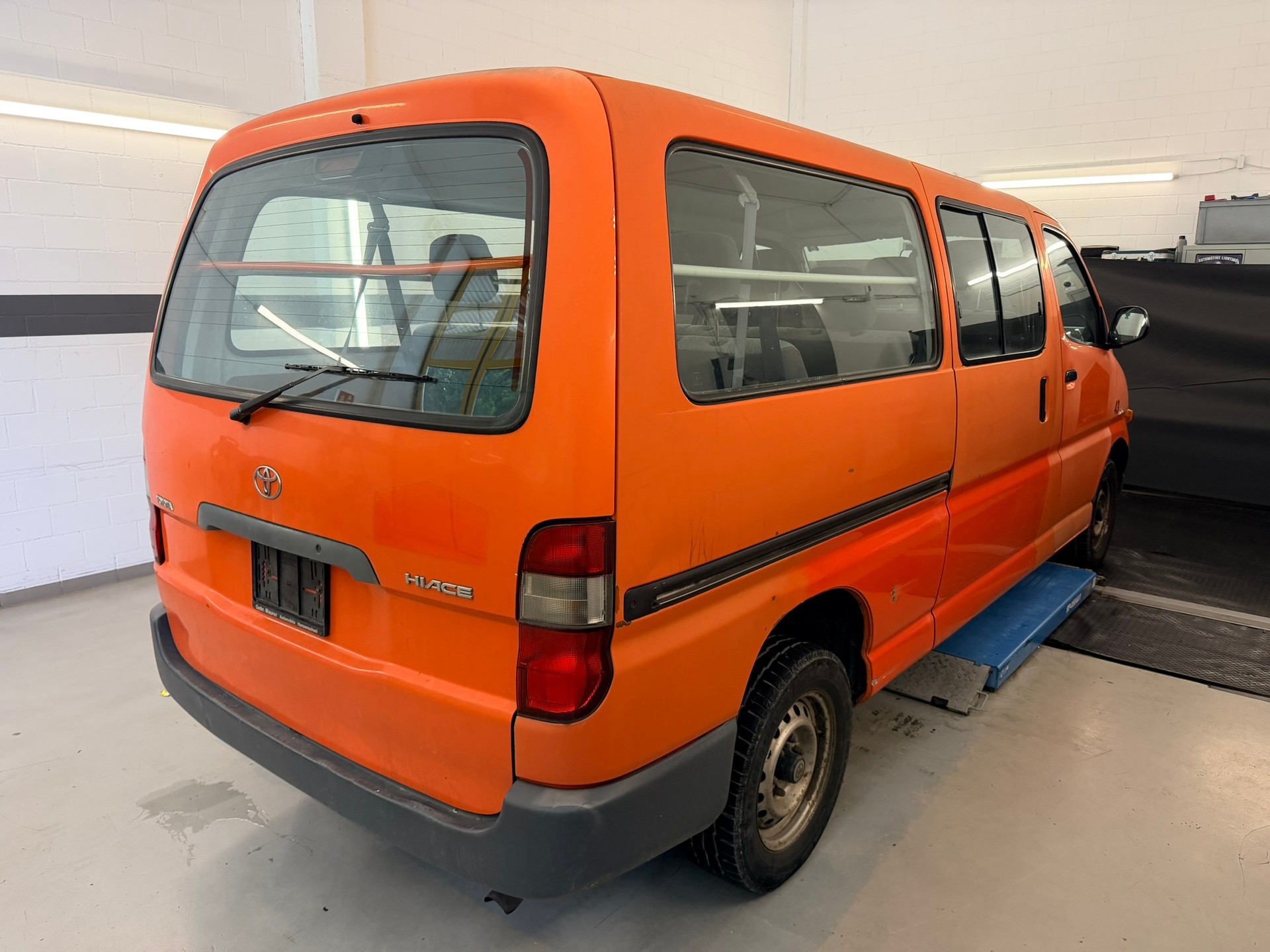 TOYOTA Hiace D-4D LWB Kombi-image-3